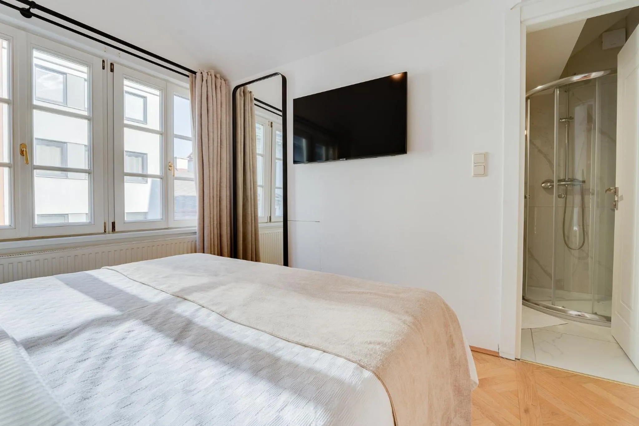 Shower, Bed in Atik Hotel Vienna