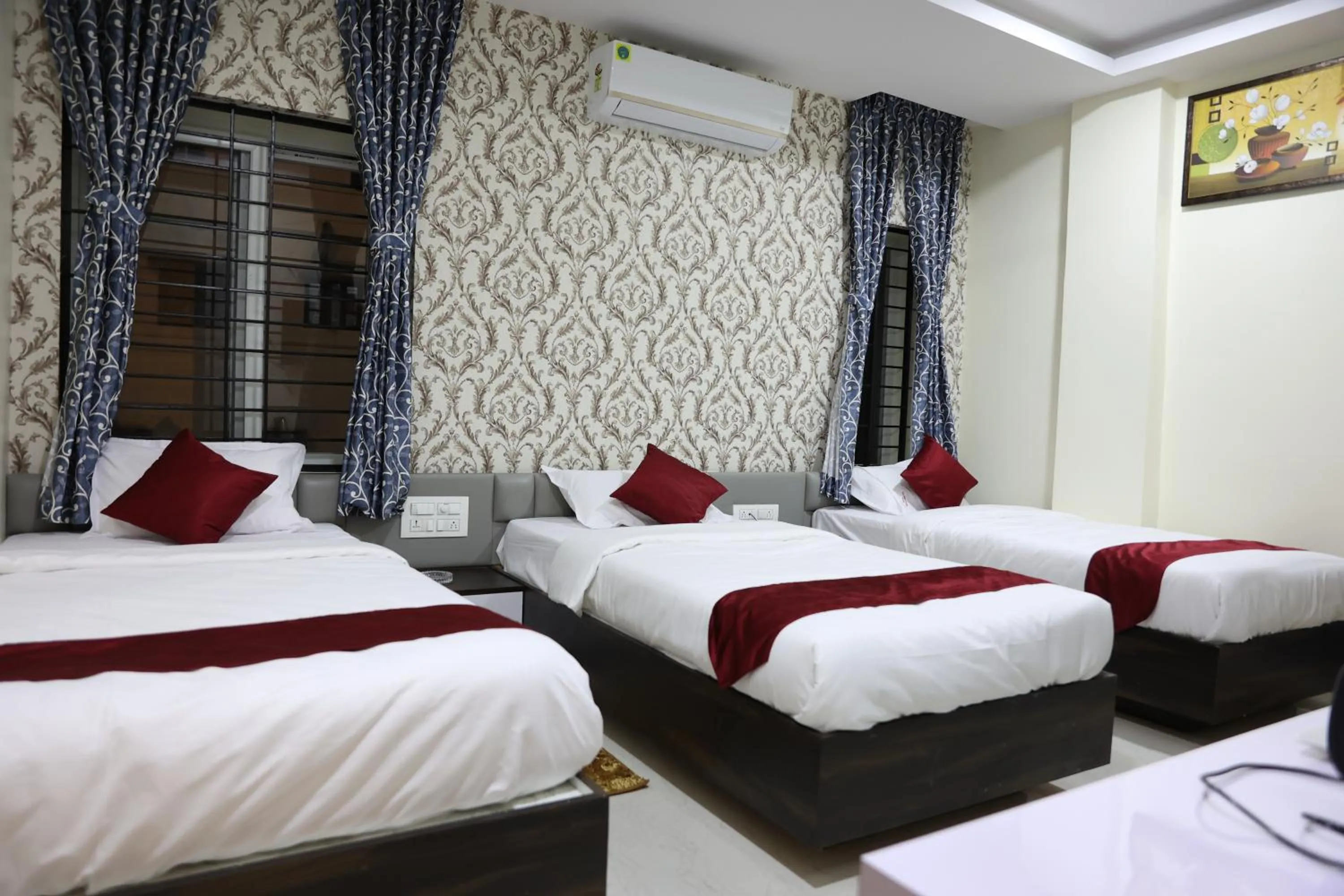 Photo of the whole room, Bed in Sunshine International Boarding & Lodging