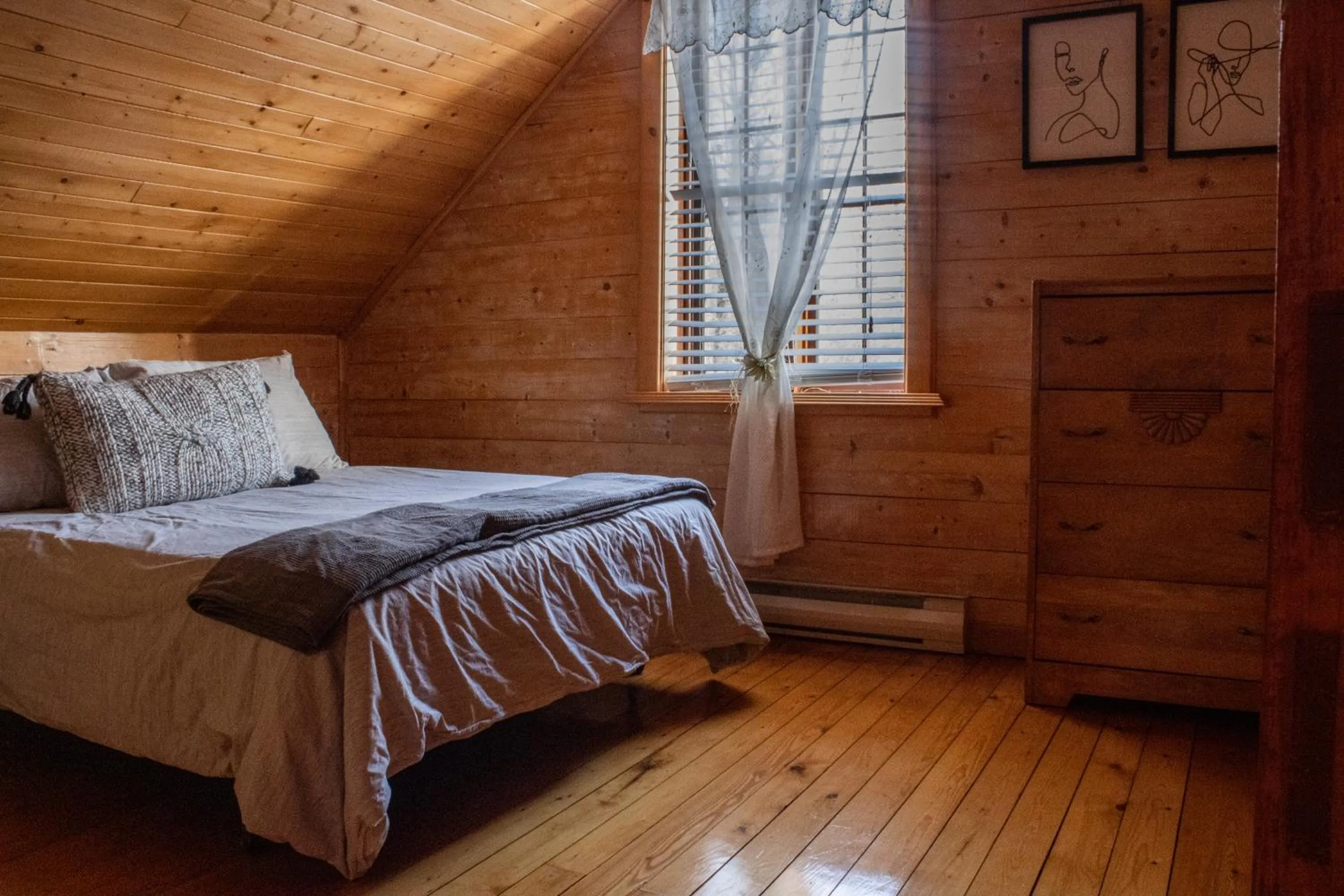 Bedroom, Bed in Les Chalets Tourisma - Maison de campagne avec spa - La Campagnarde