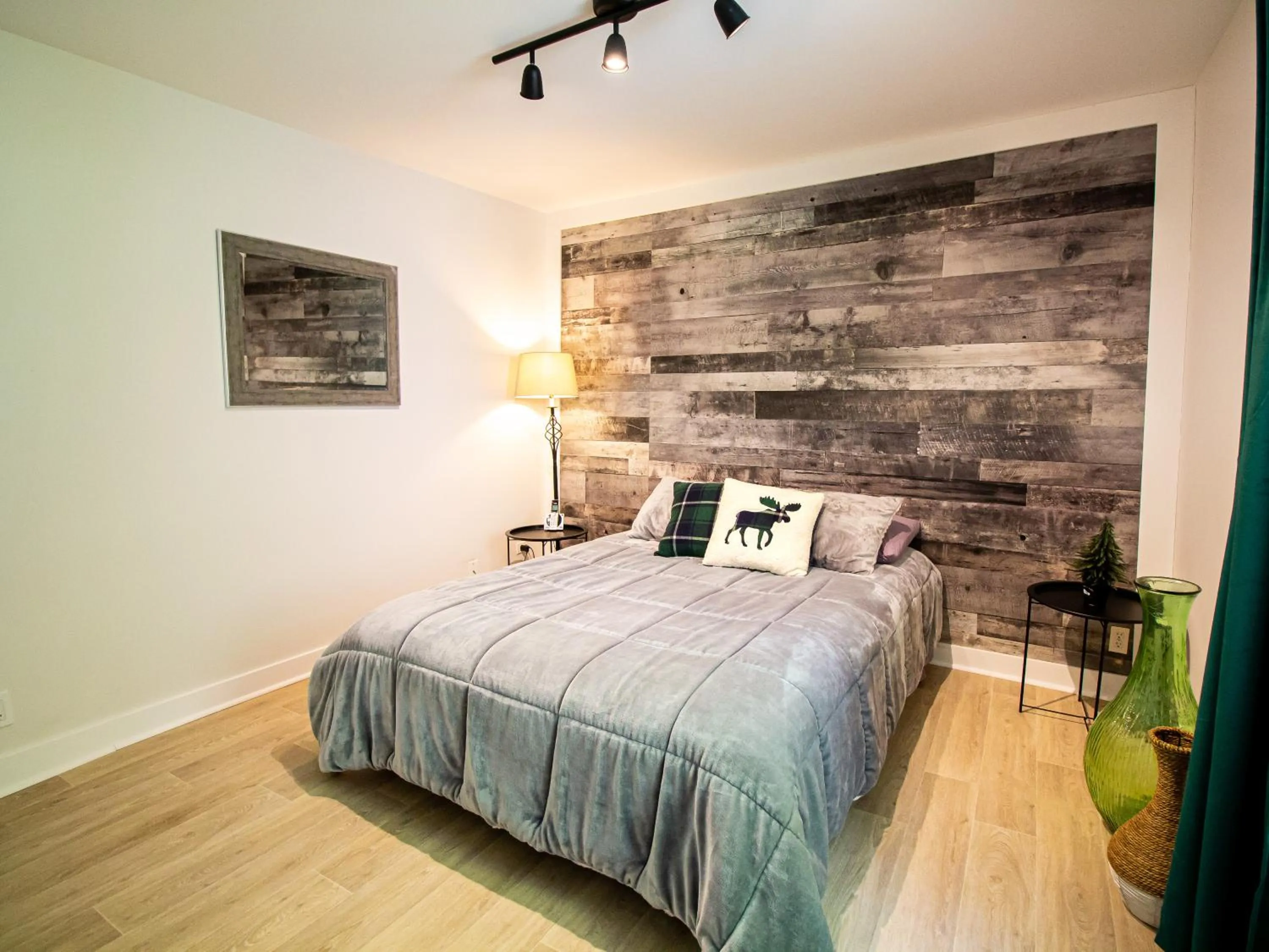 Bedroom, Bed in Les Chalets Tourisma - Chalet tout équipé avec foyer - La Voisine