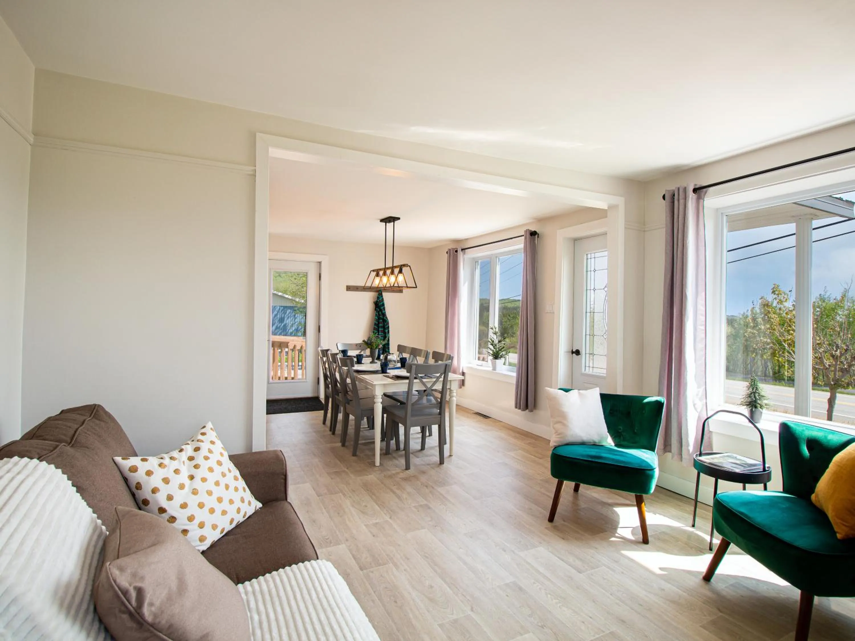 Photo of the whole room in Les Chalets Tourisma - Chalet tout équipé avec foyer - La Voisine