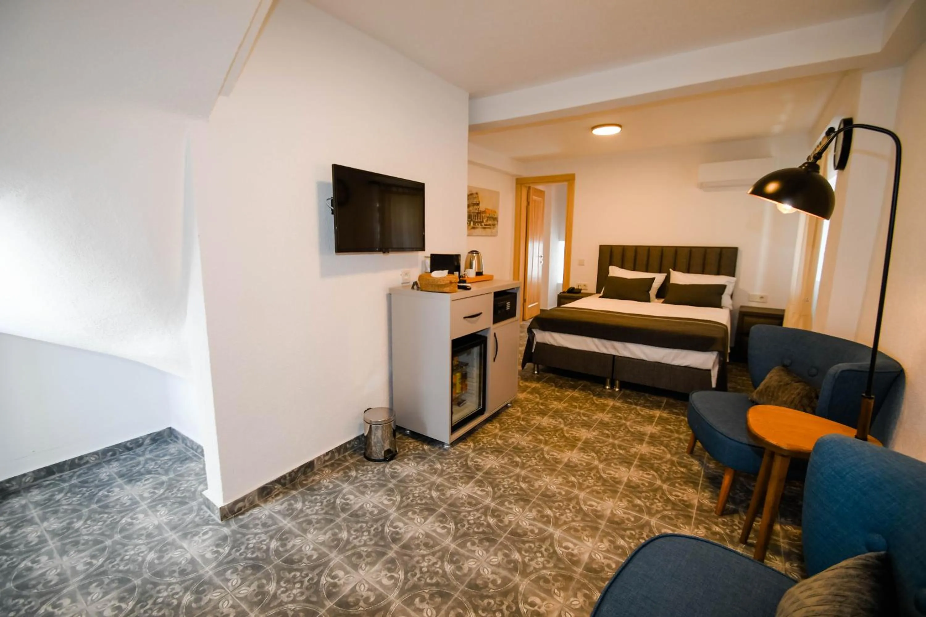 Communal lounge/ TV room, Bed in Swan Boutique Hotel