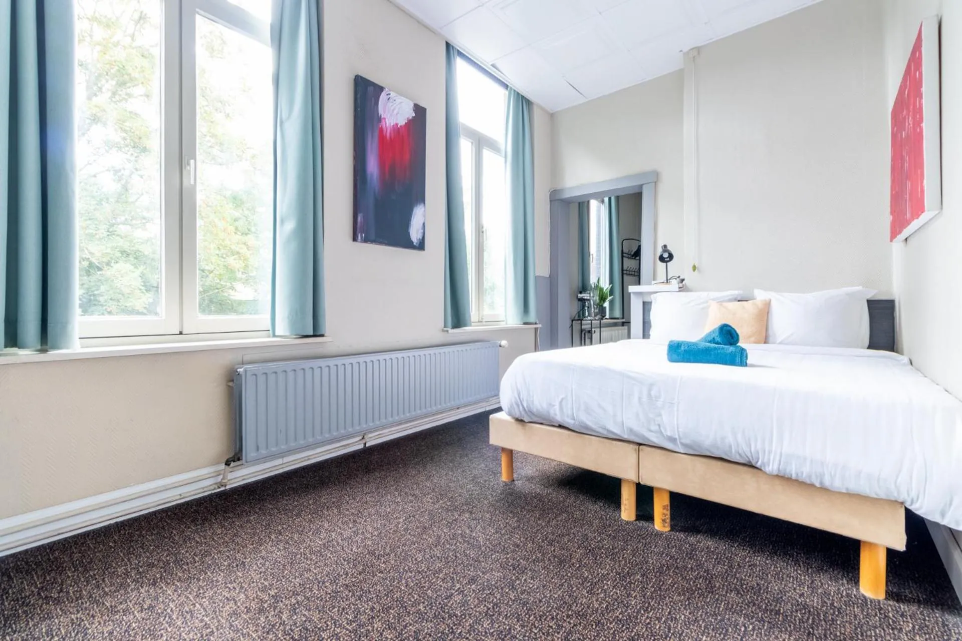 Bed in Hotel Entree - Canal View Bruges