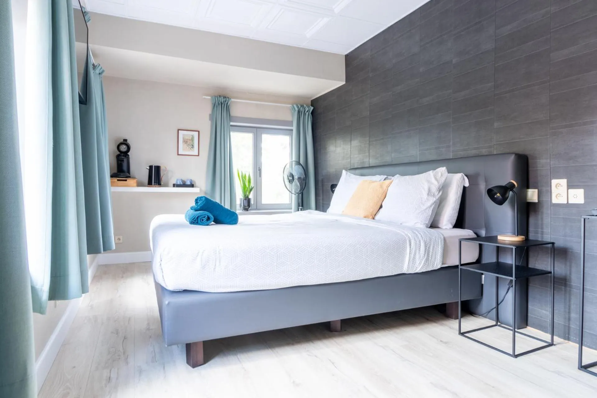 Bedroom, Bed in Hotel Entree - Canal View Bruges