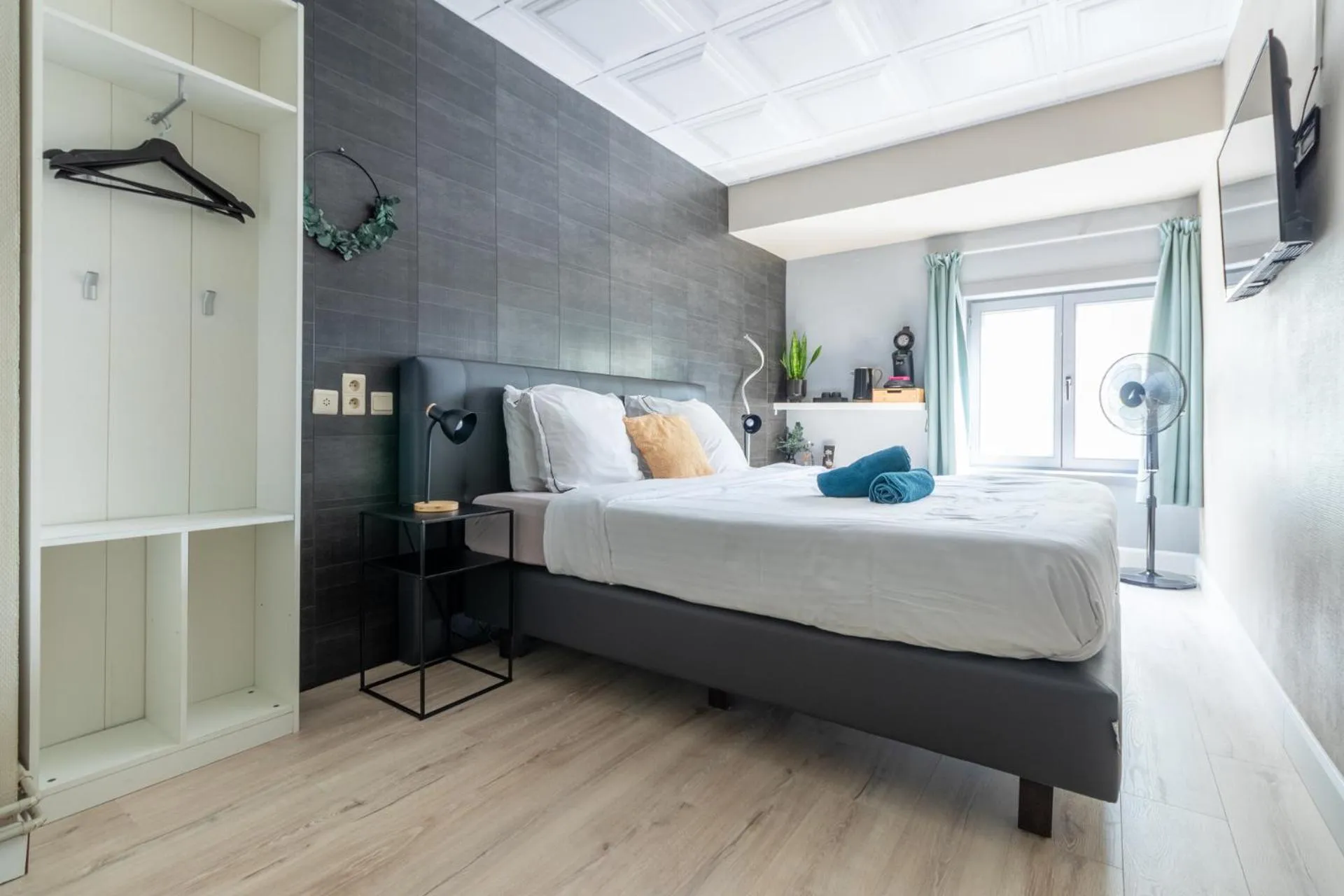 Bedroom, Bed in Hotel Entree - Canal View Bruges