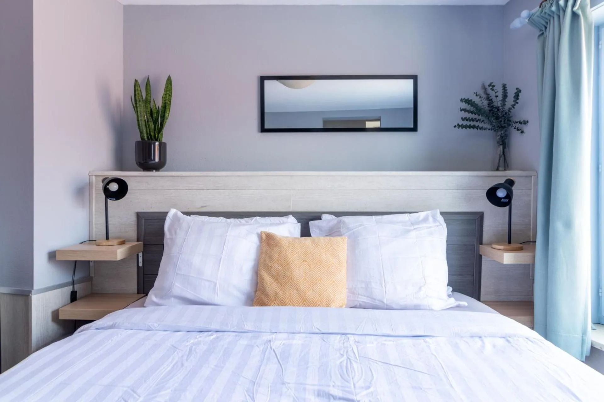 Bed in Hotel Entree - Canal View Bruges