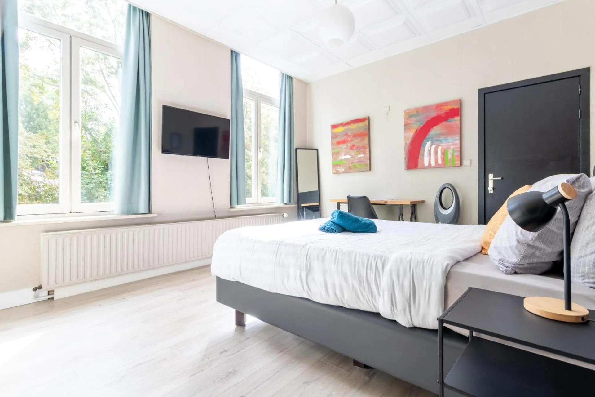 Bed in Hotel Entree - Canal View Bruges