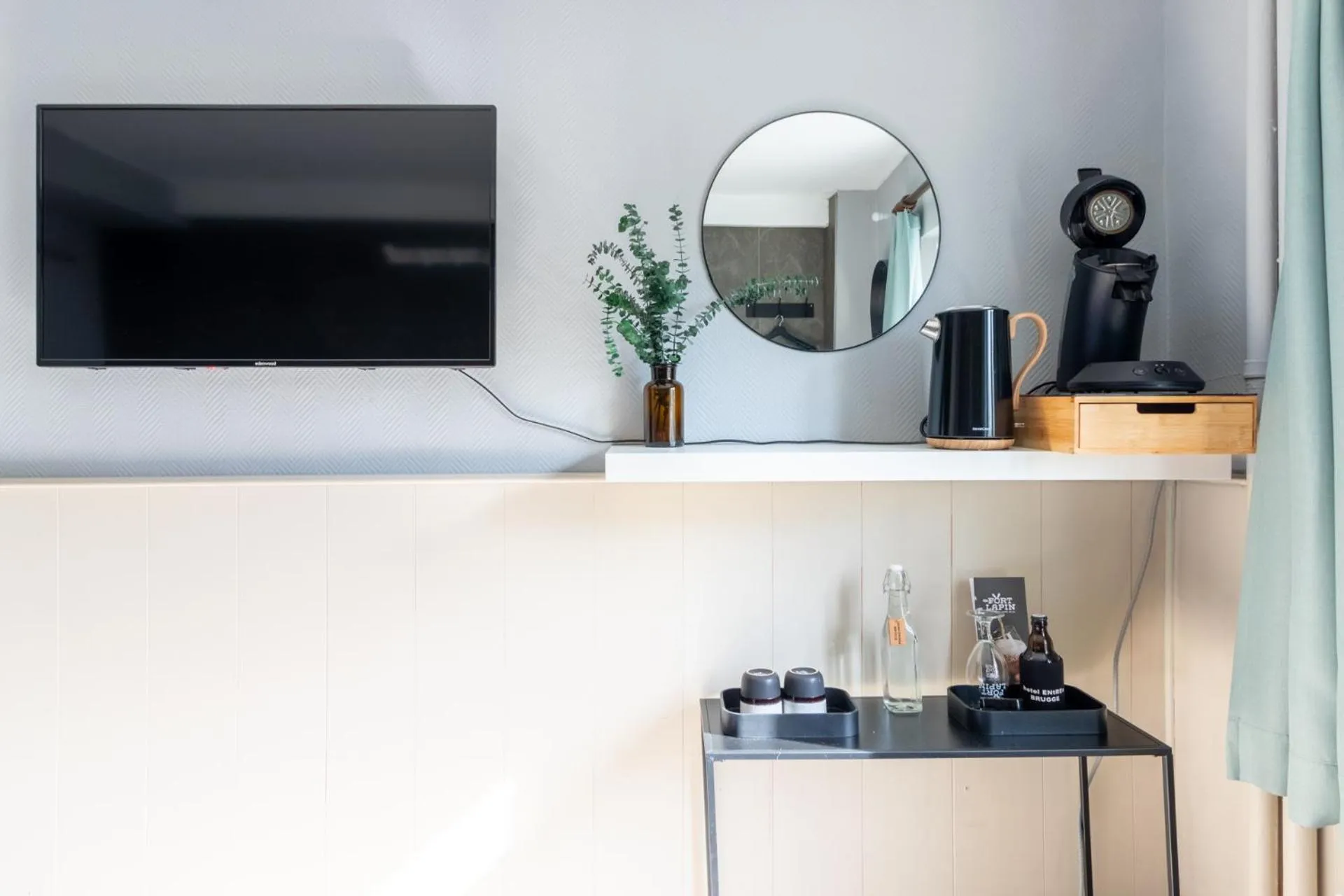 TV and multimedia in Hotel Entree - Canal View Bruges