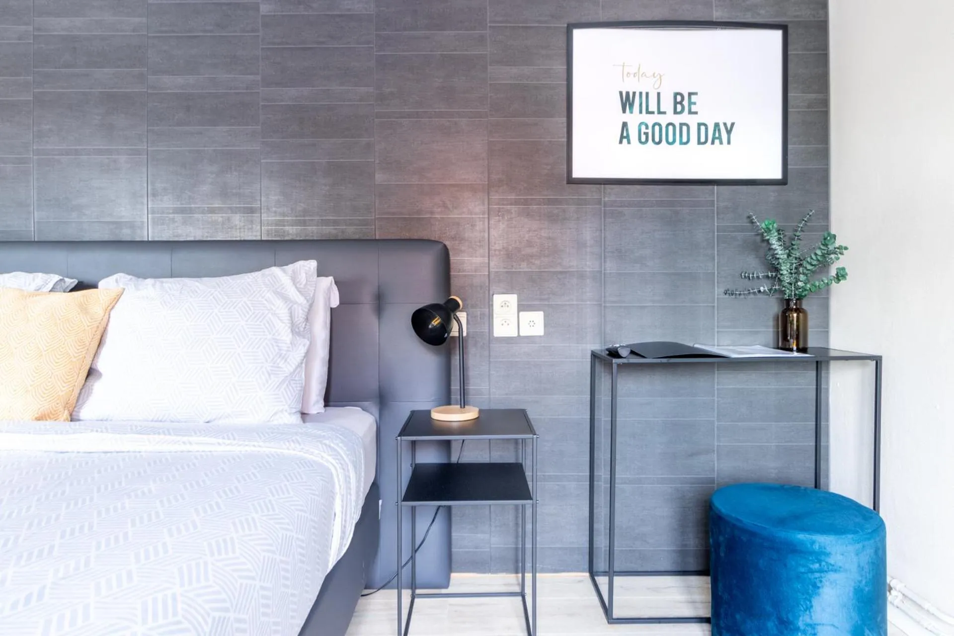 Bed in Hotel Entree - Canal View Bruges