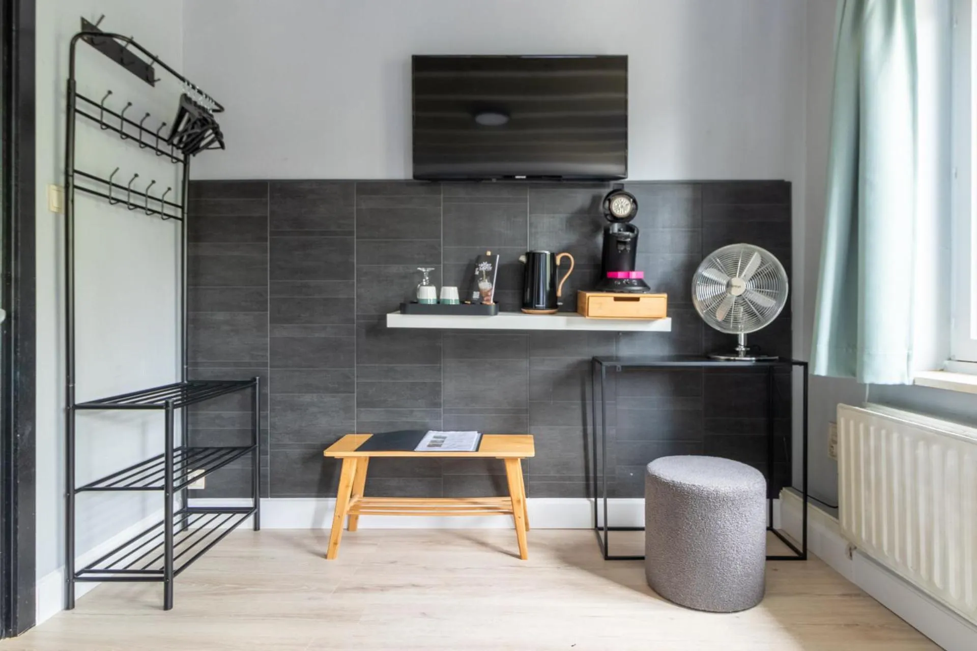 TV and multimedia in Hotel Entree - Canal View Bruges