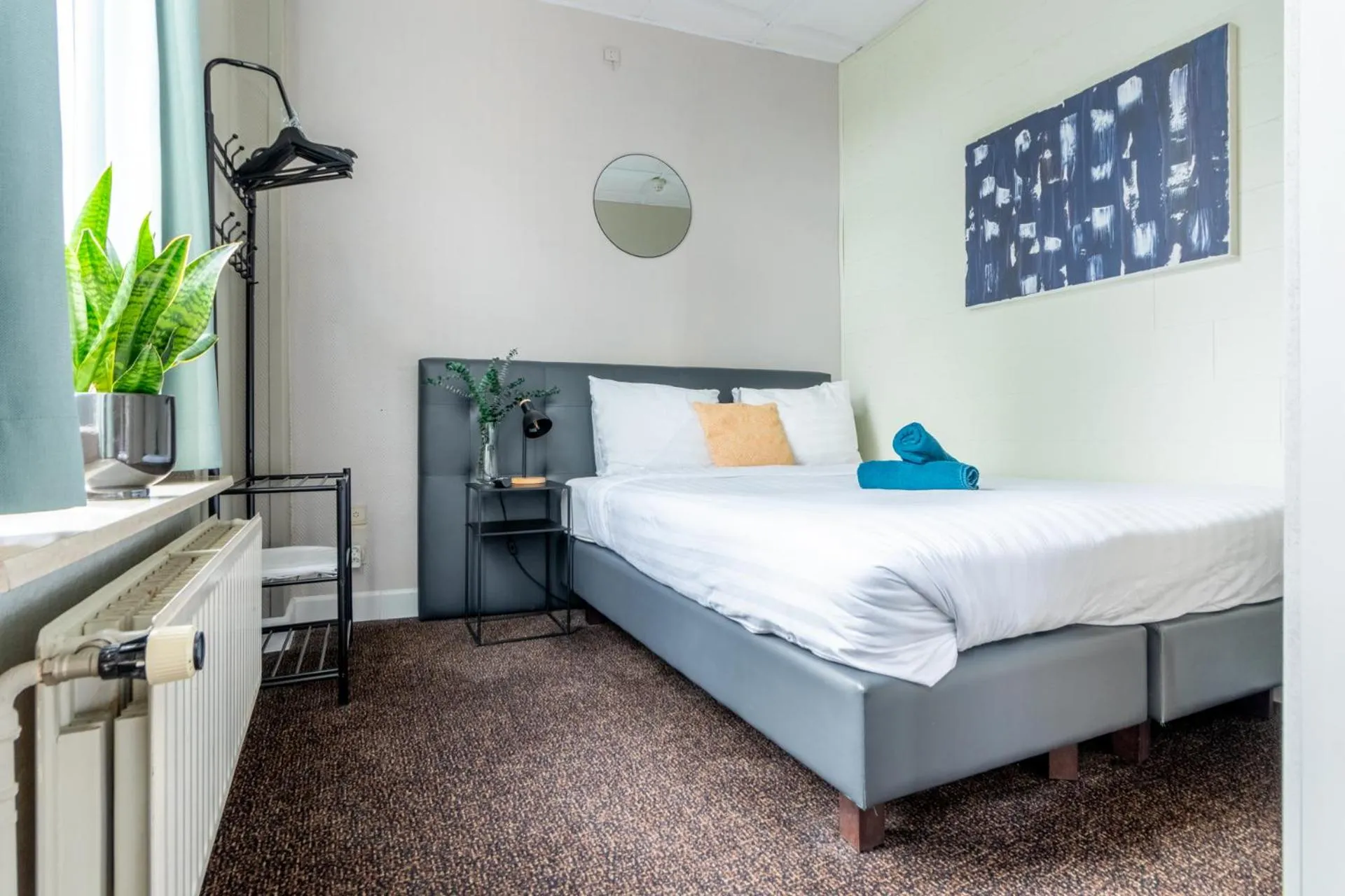 Bed in Hotel Entree - Canal View Bruges