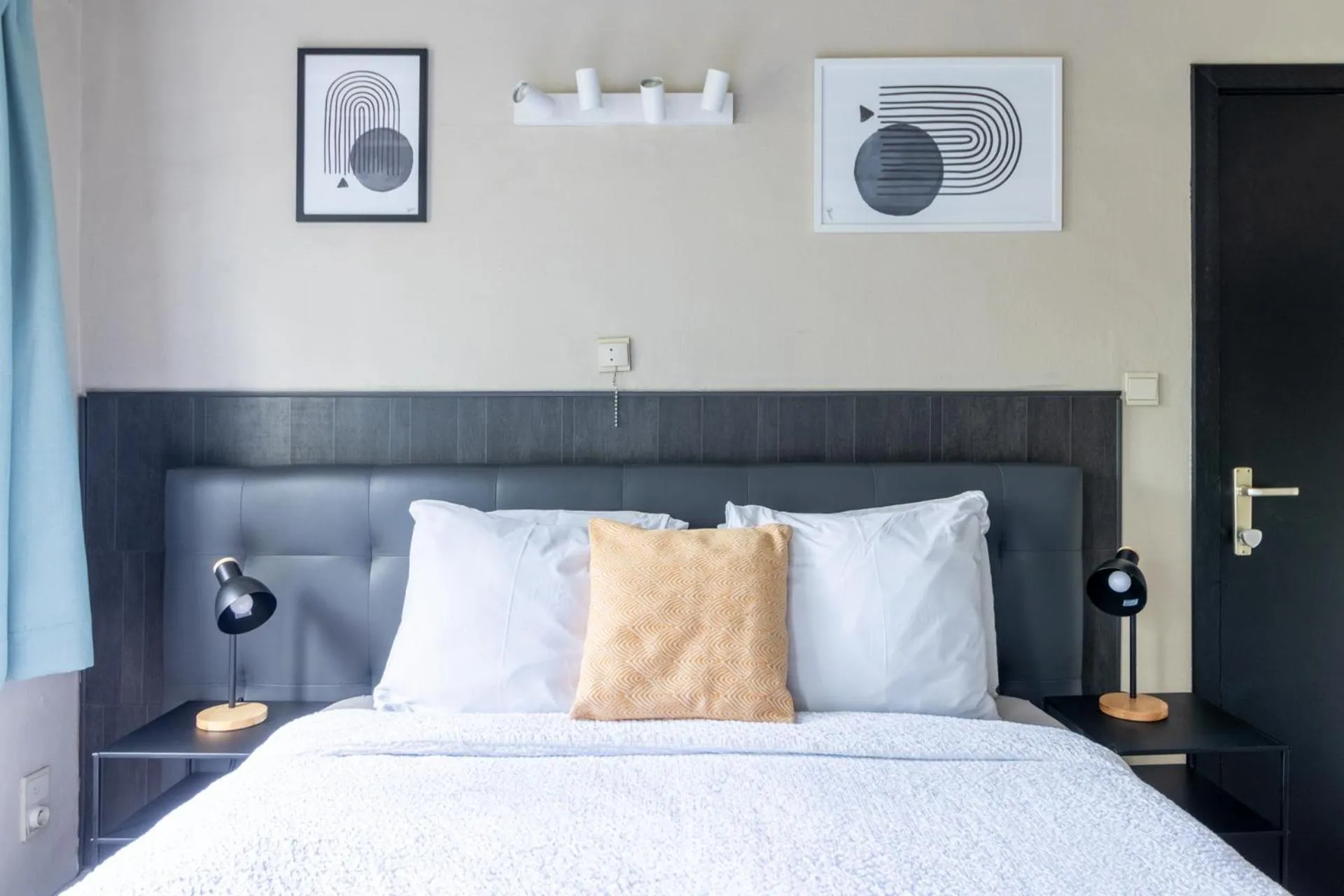 Bed in Hotel Entree - Canal View Bruges