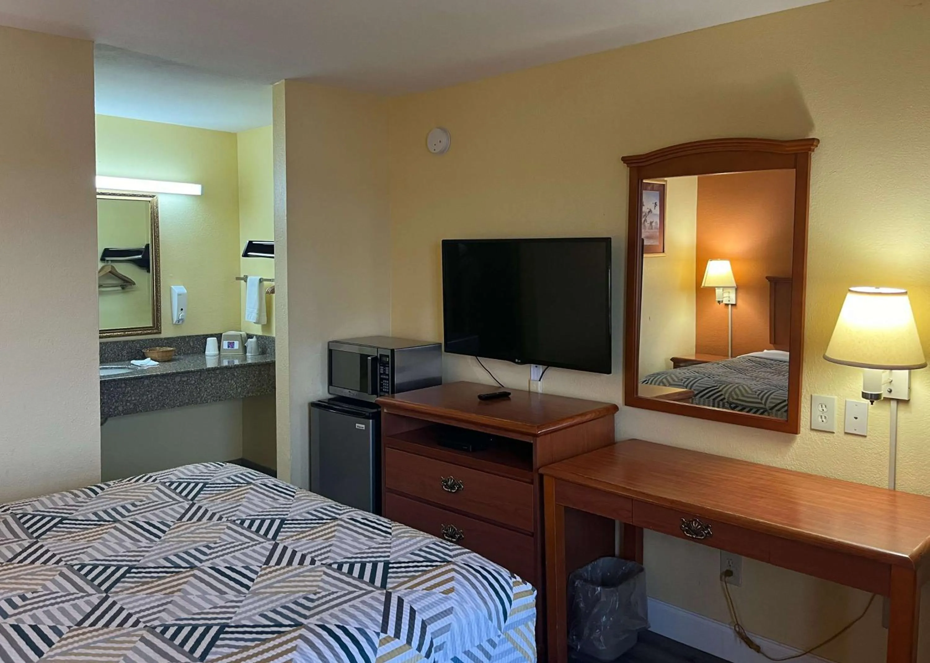 Bedroom, Bed in Motel 6 Morrilton, AR