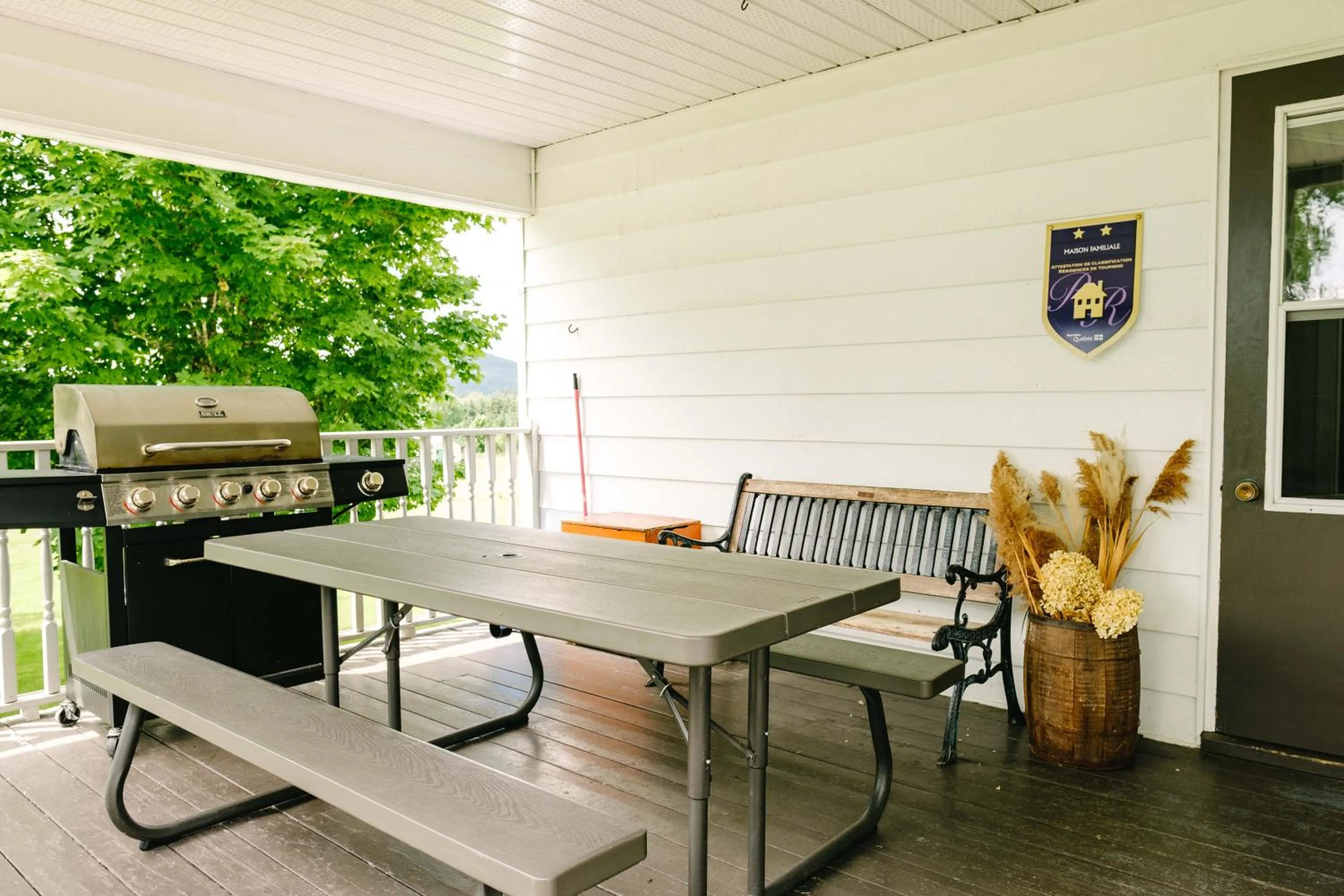 Patio in Les Chalets Tourisma - Maison de campagne avec spa privé - La Familiale