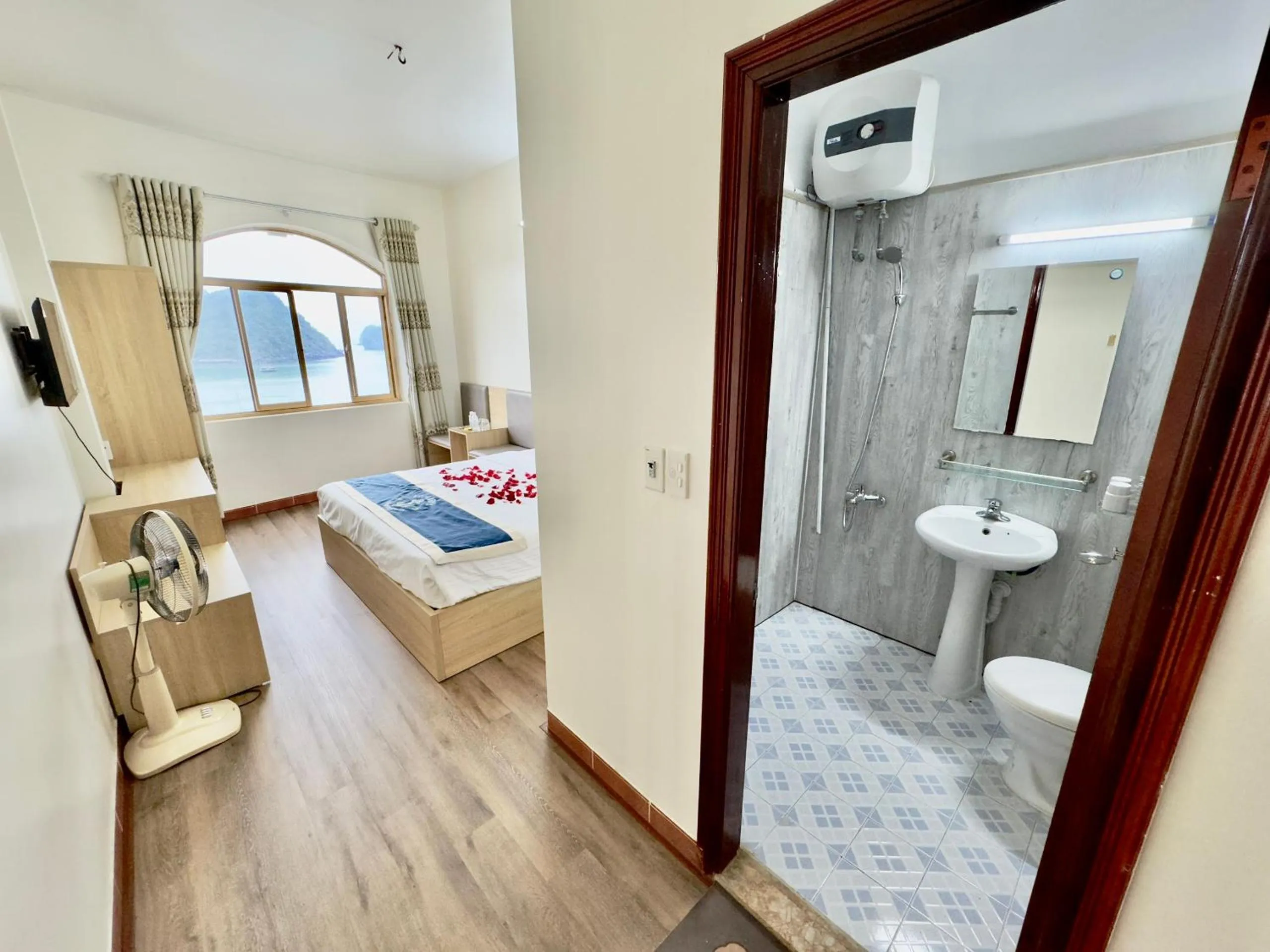 Shower, Bed in Cat Ba Plaza Hotel