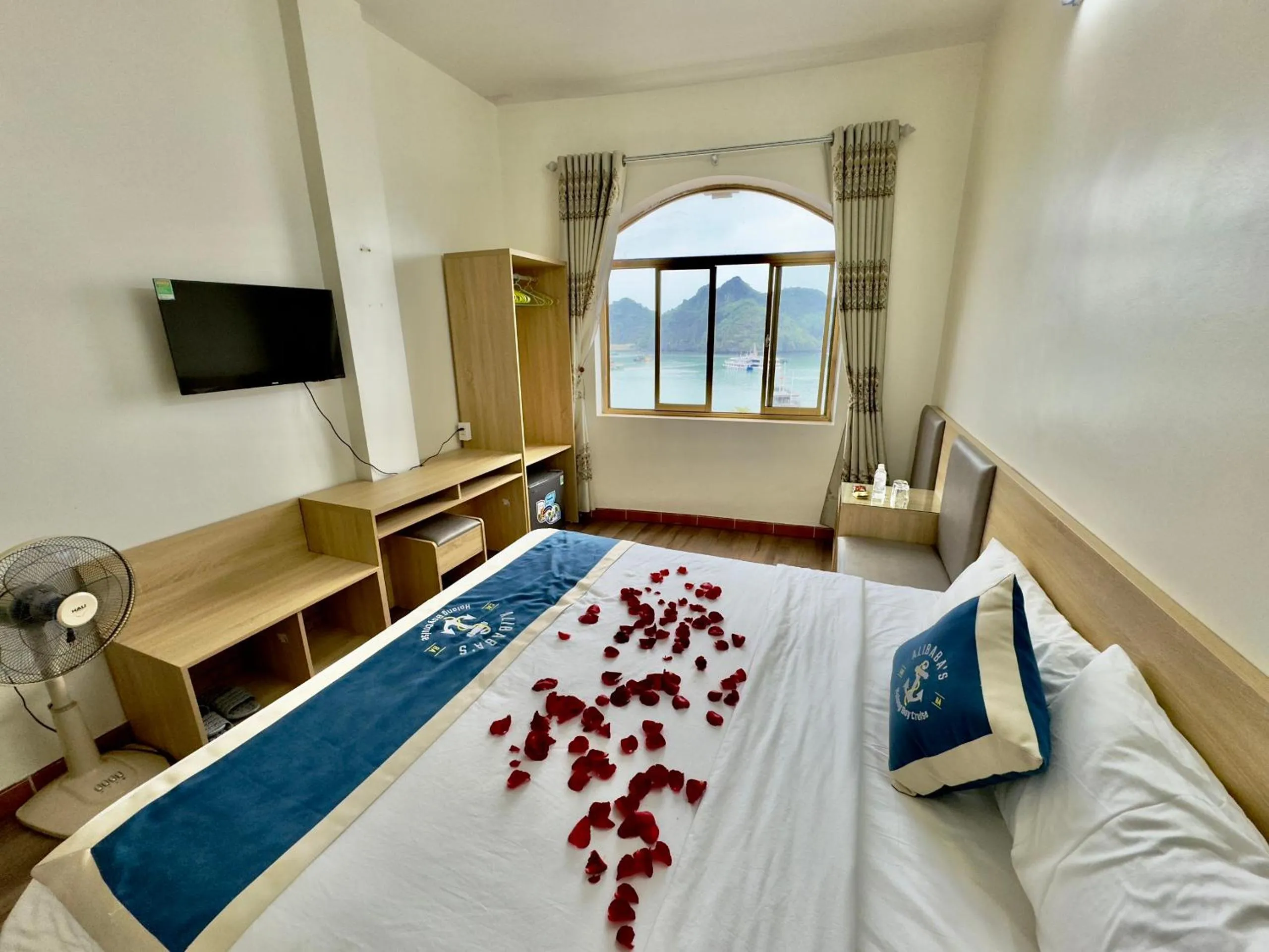 TV and multimedia, Bed in Cat Ba Plaza Hotel