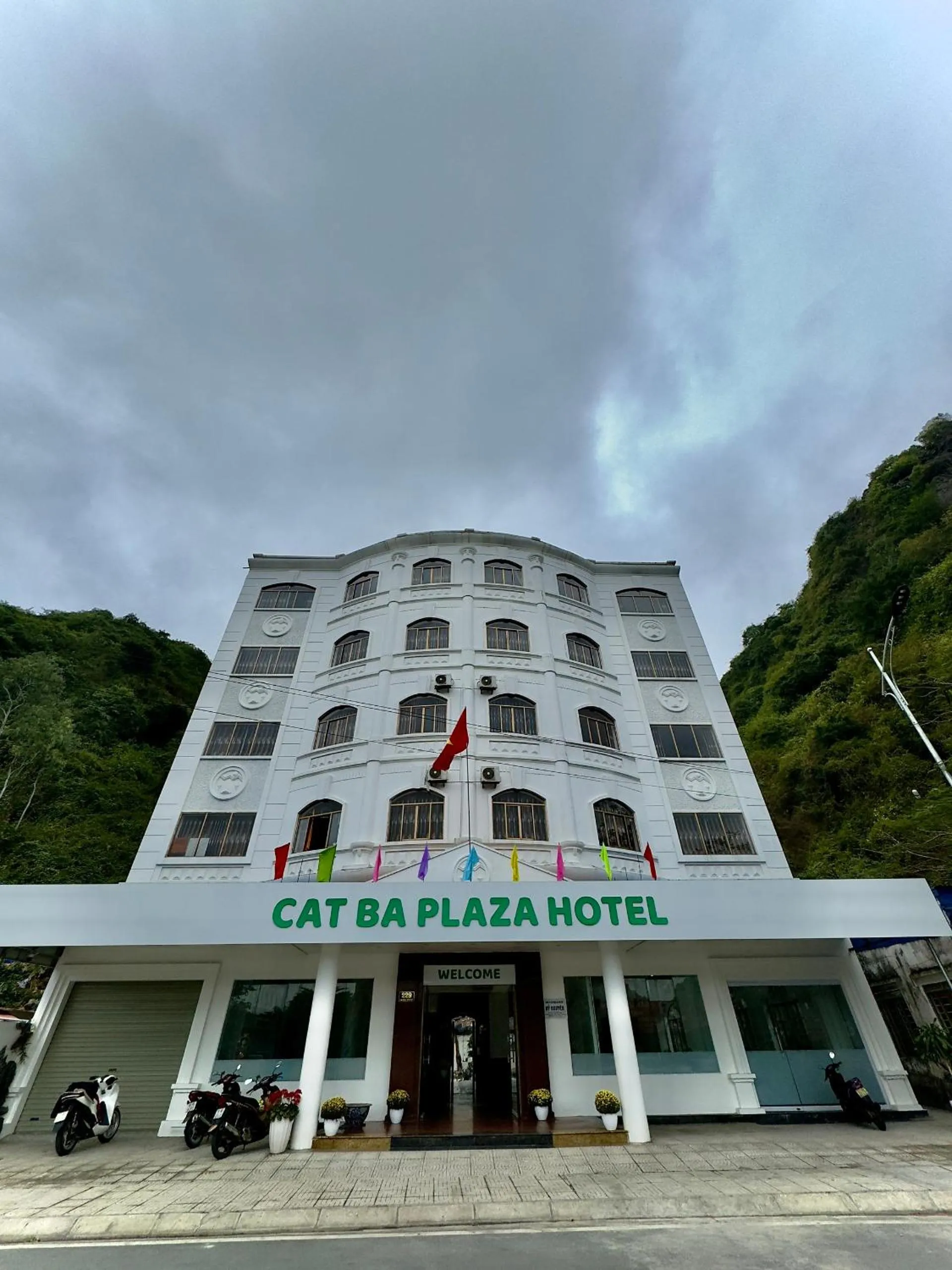 Property building in Cat Ba Plaza Hotel