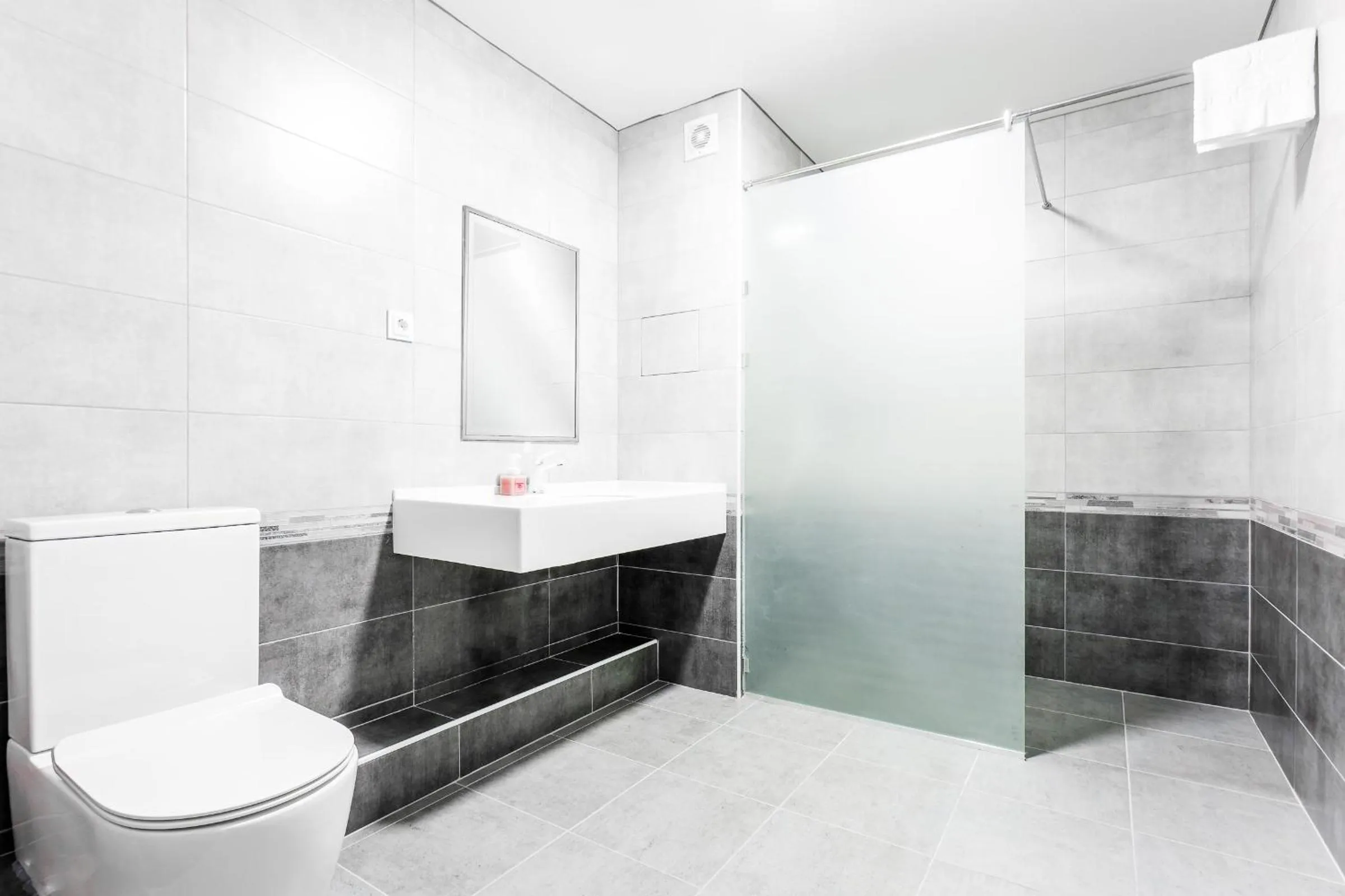 Shower in RICH PARK HOTEL