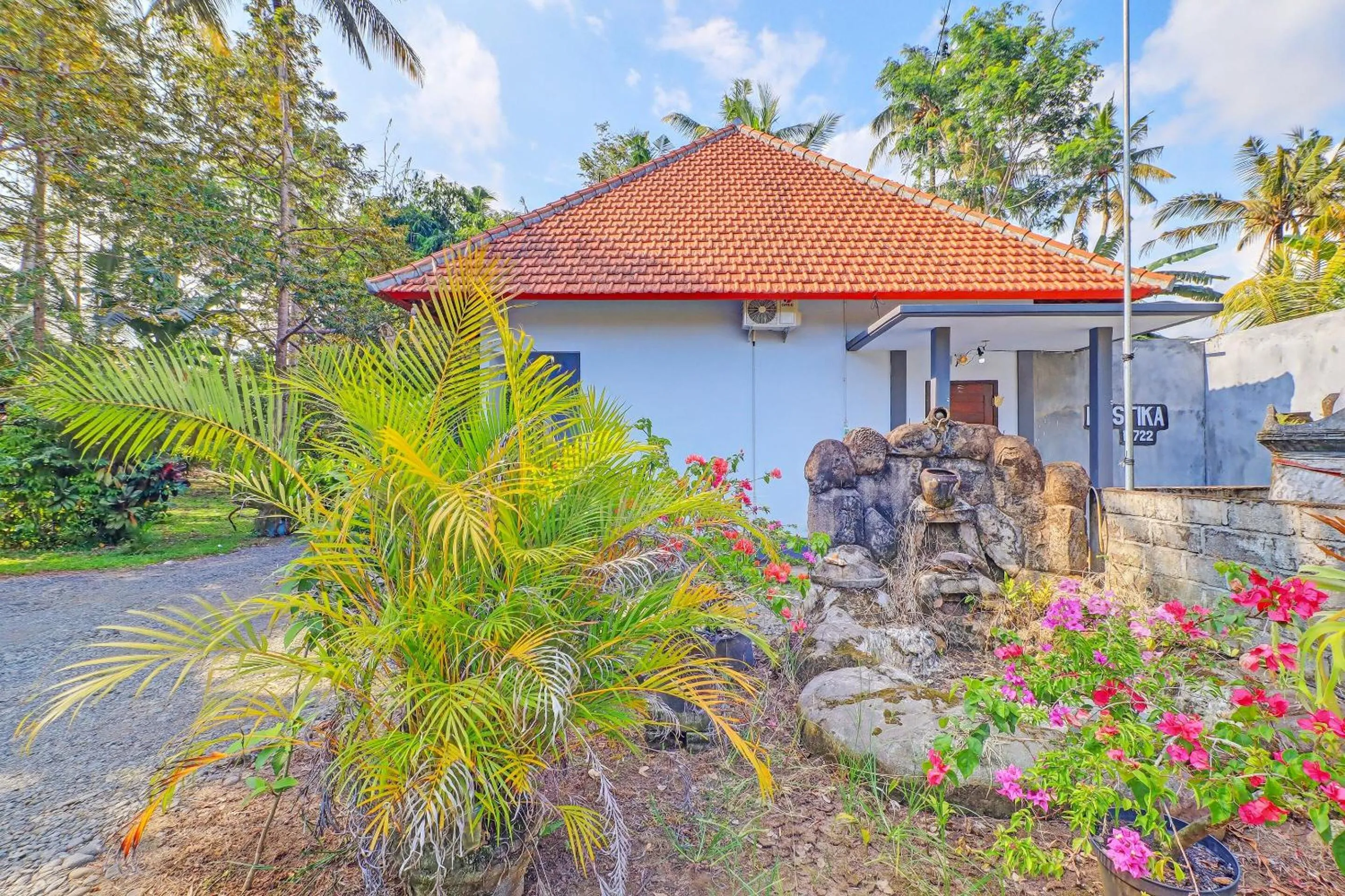 Facade/entrance in Hotel O Mustika