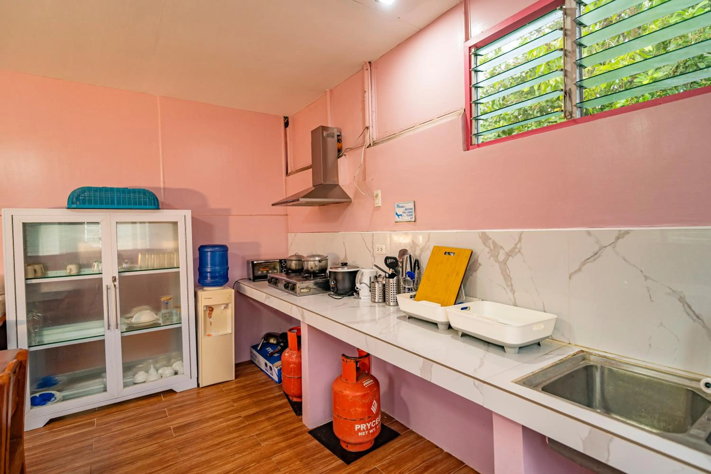 kitchen in Ana-as Apartelle (GGL)