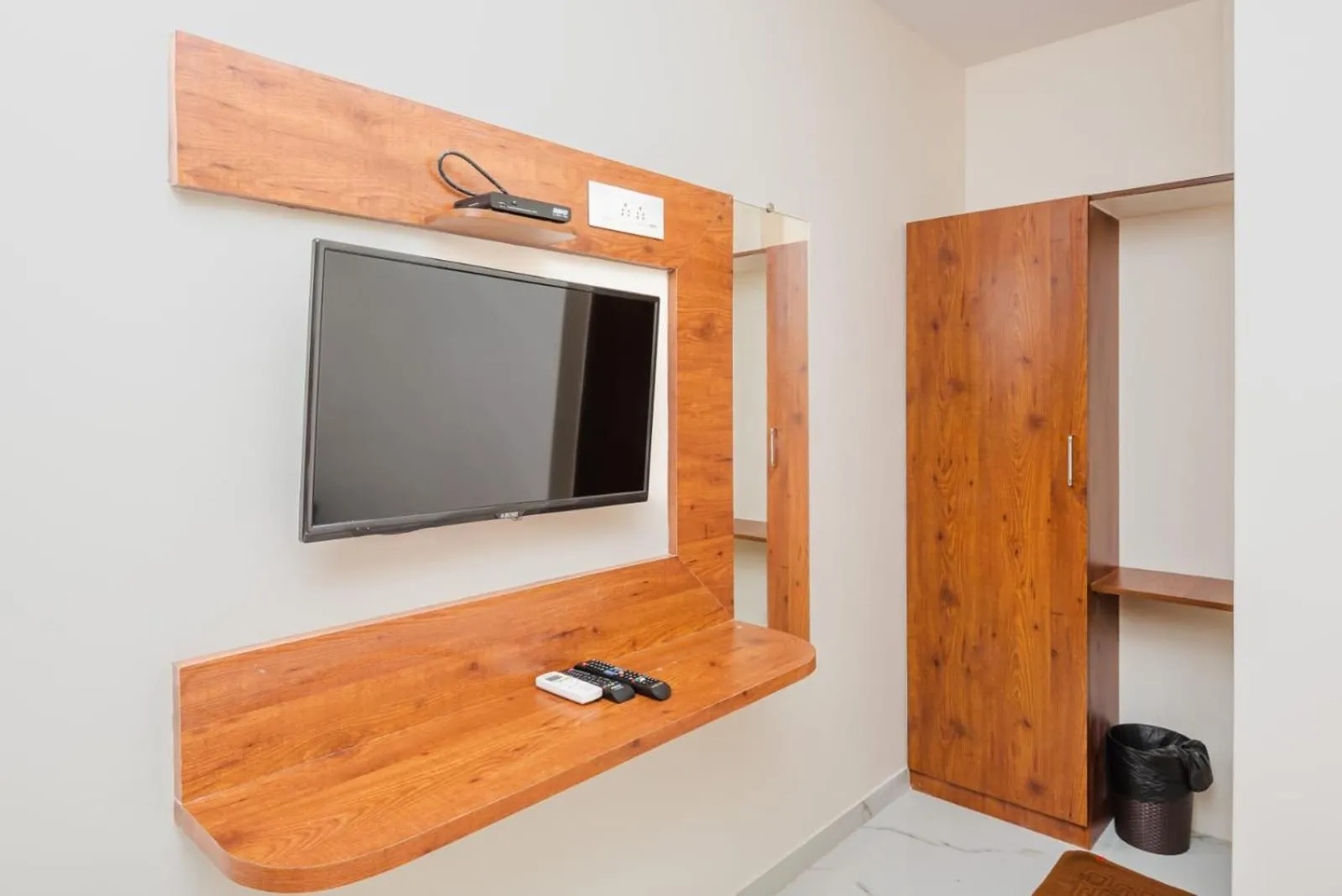 TV and multimedia in Hotel Purple Orchid