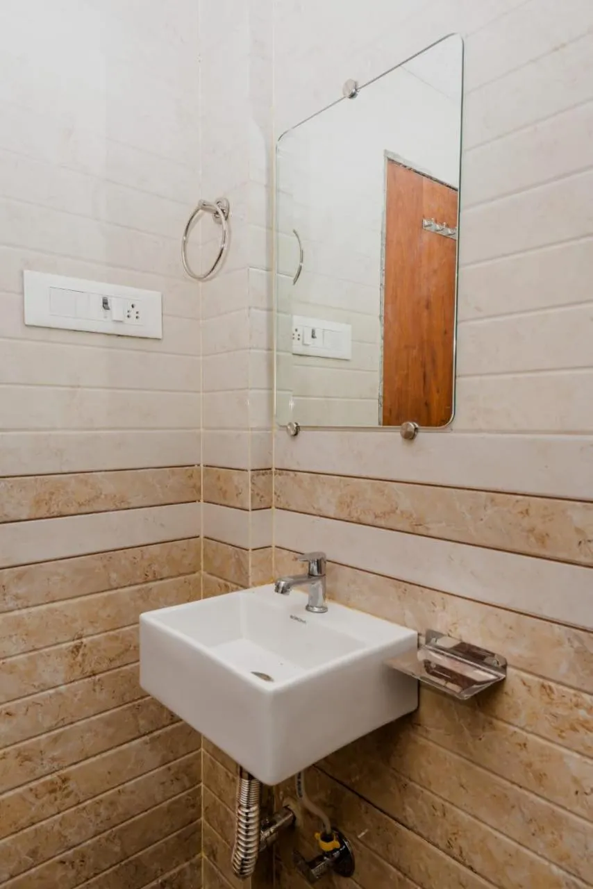 Shower in Hotel Purple Orchid