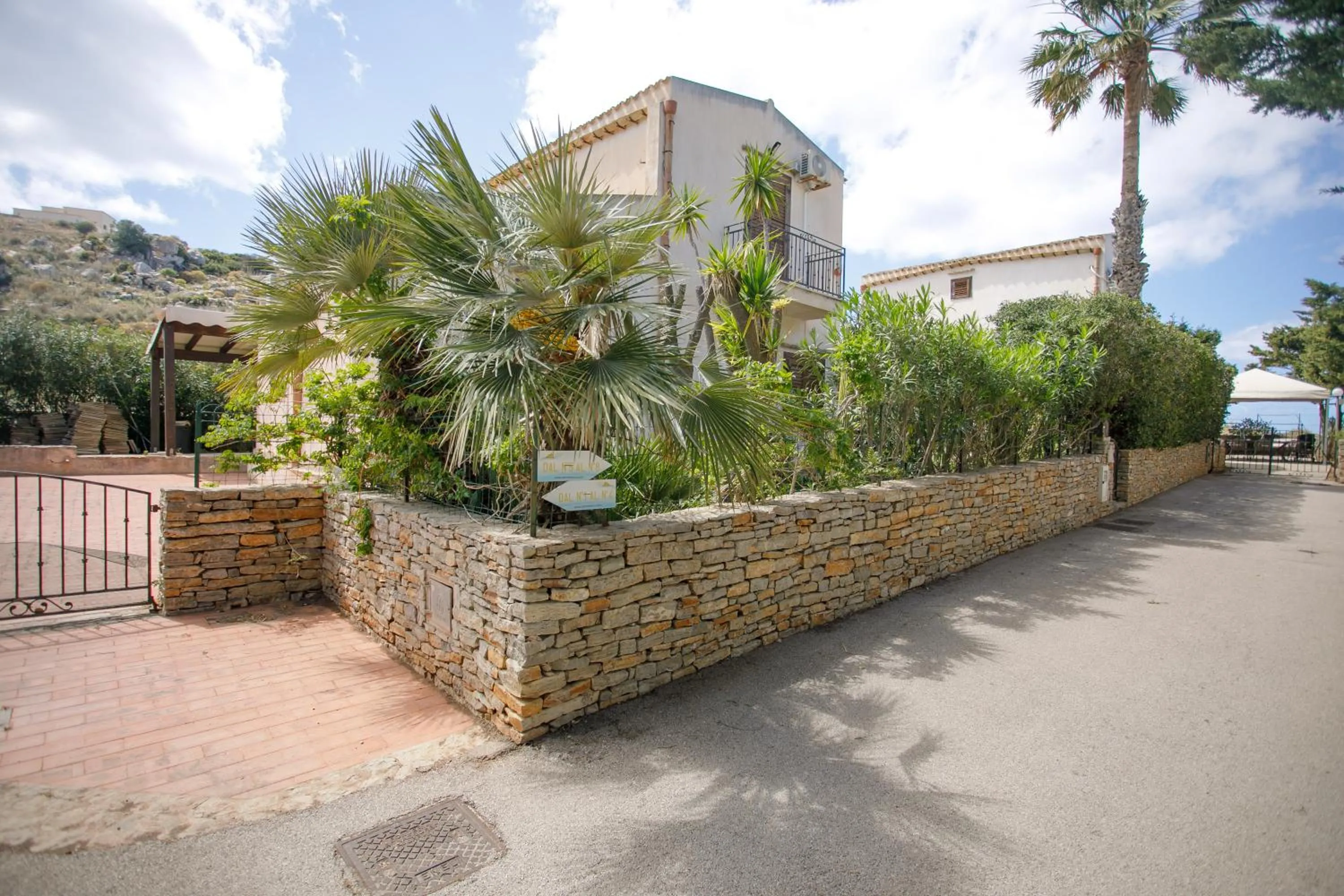 Inner courtyard view in SanVitoTour- Residence Il Baglio