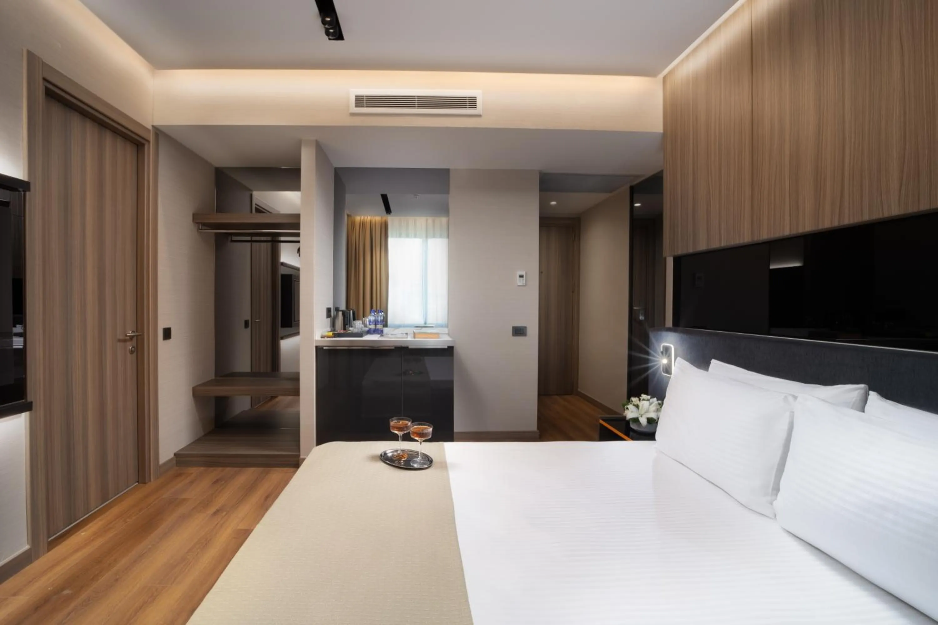 Photo of the whole room, Bed in Nish Palace Beşiktaş