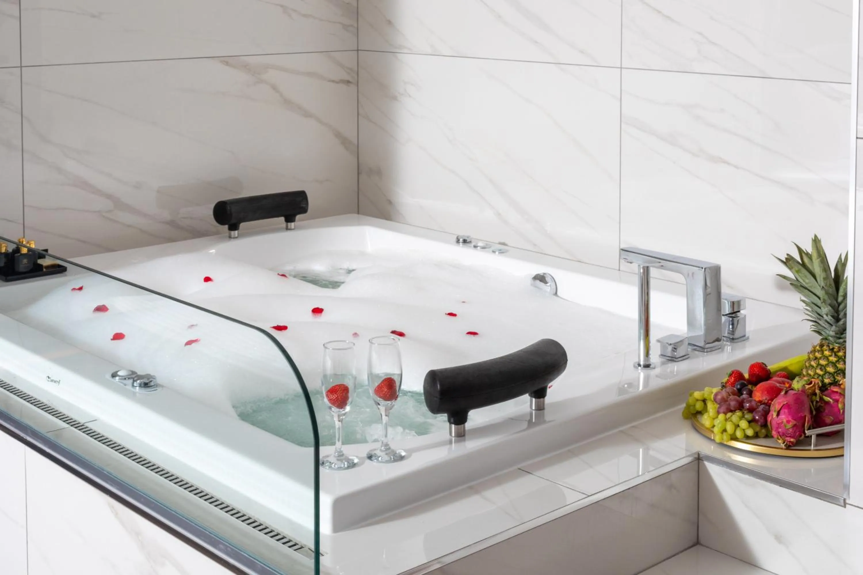 Hot Tub in Nish Palace Beşiktaş