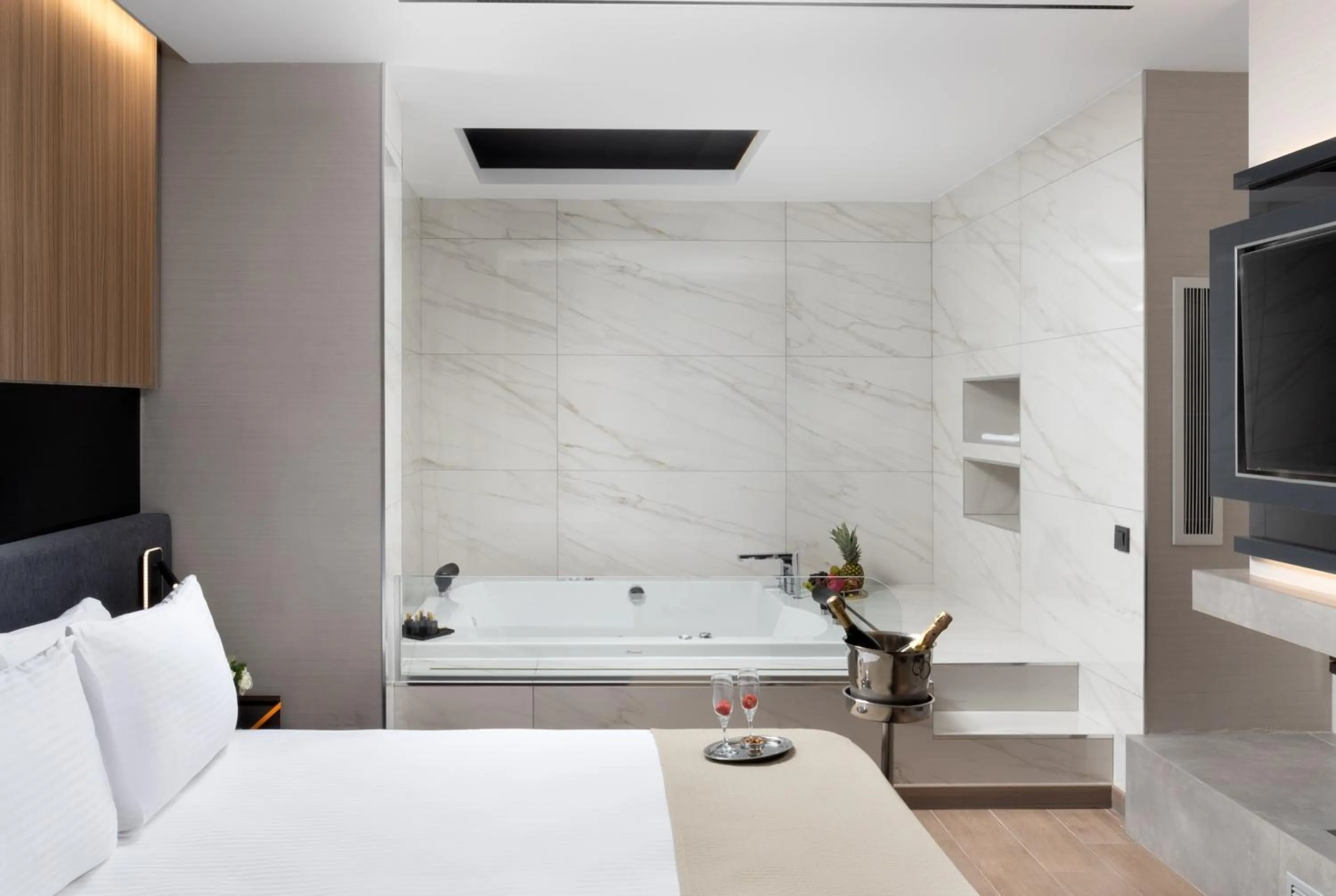 Bedroom, Bed in Nish Palace Beşiktaş