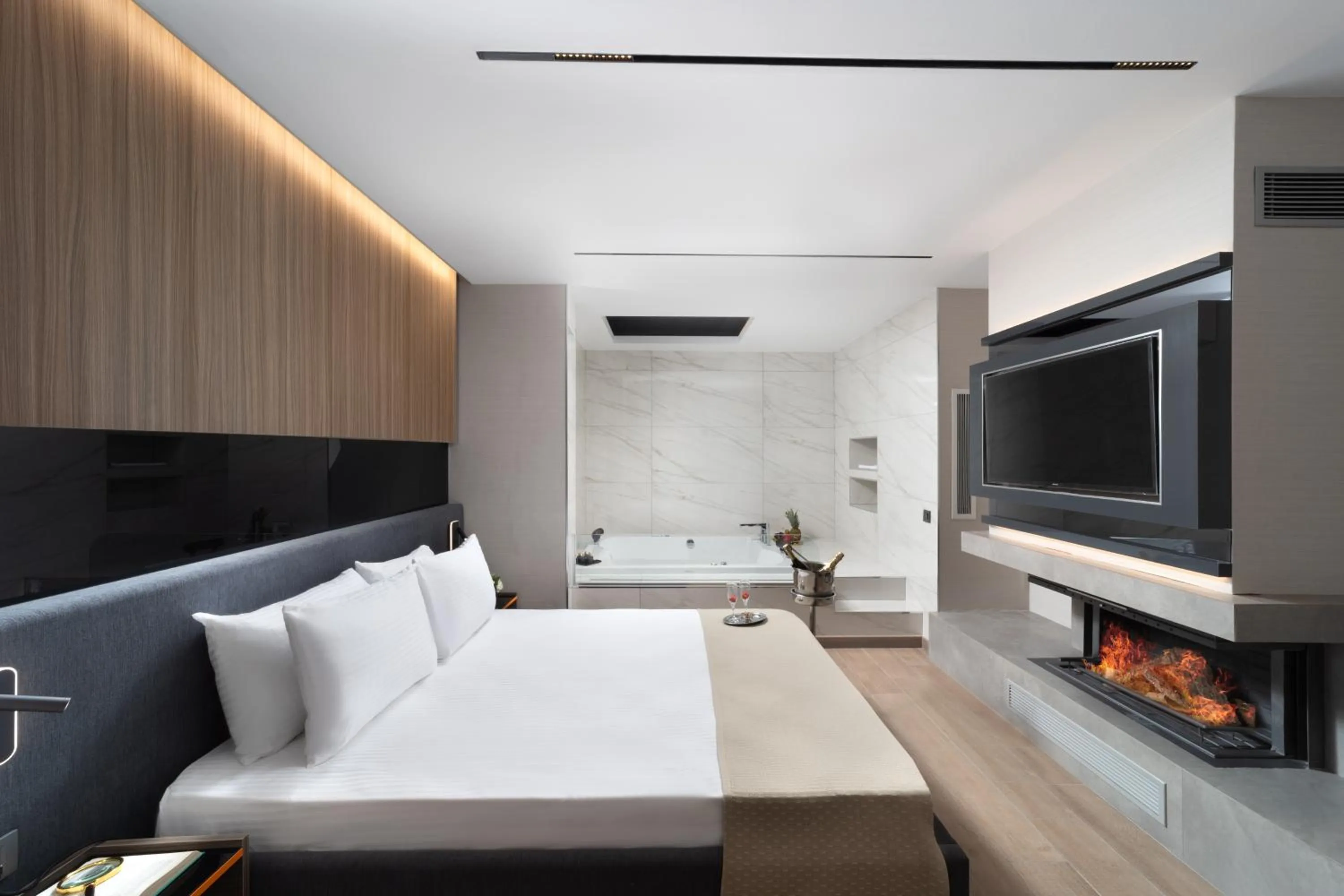 Bedroom, Bed in Nish Palace Beşiktaş