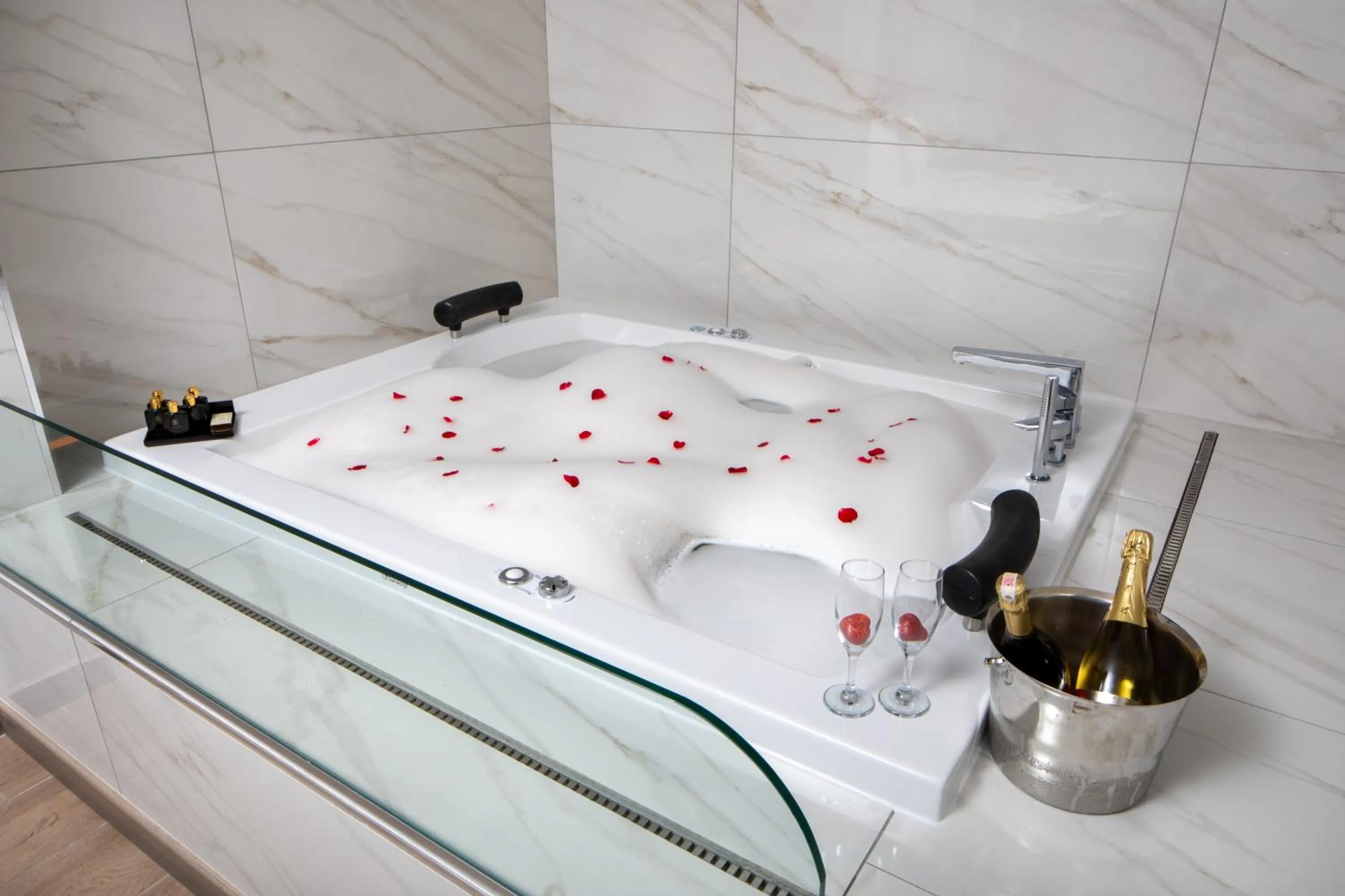 Bathroom, Bed in Nish Palace Beşiktaş