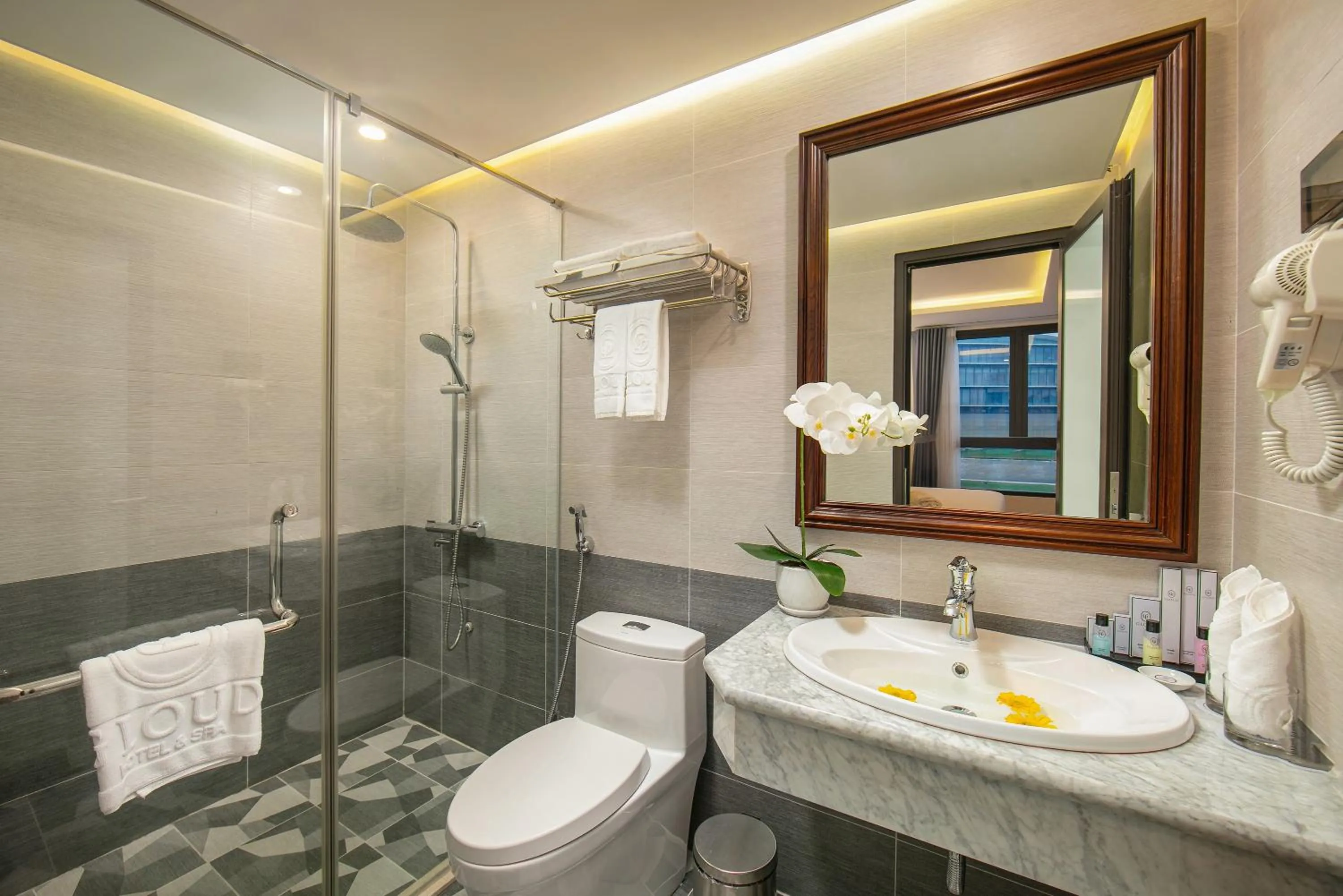 Shower in Gloud Hotel