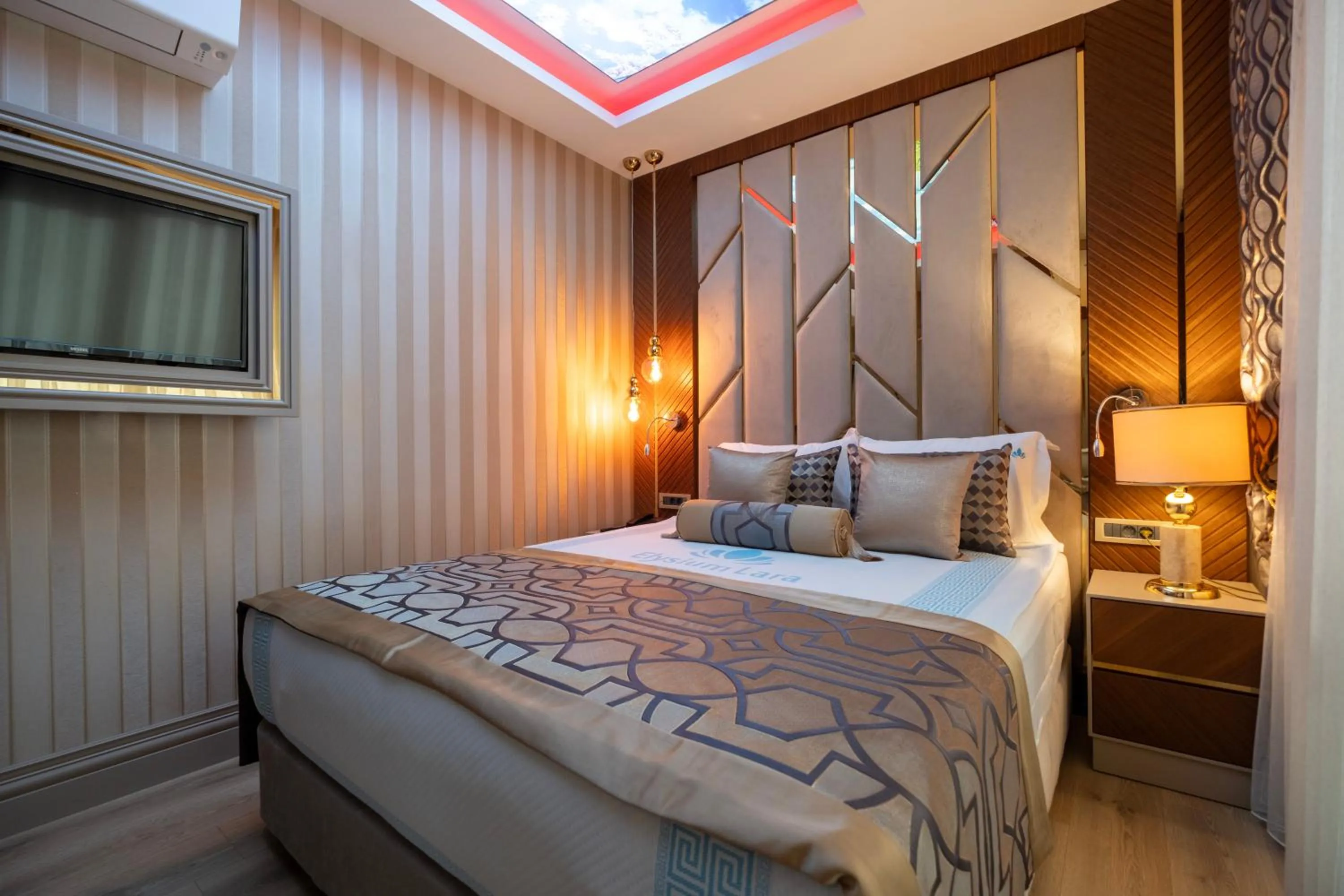 Bed in Elysium Deluxe Suites Antalya