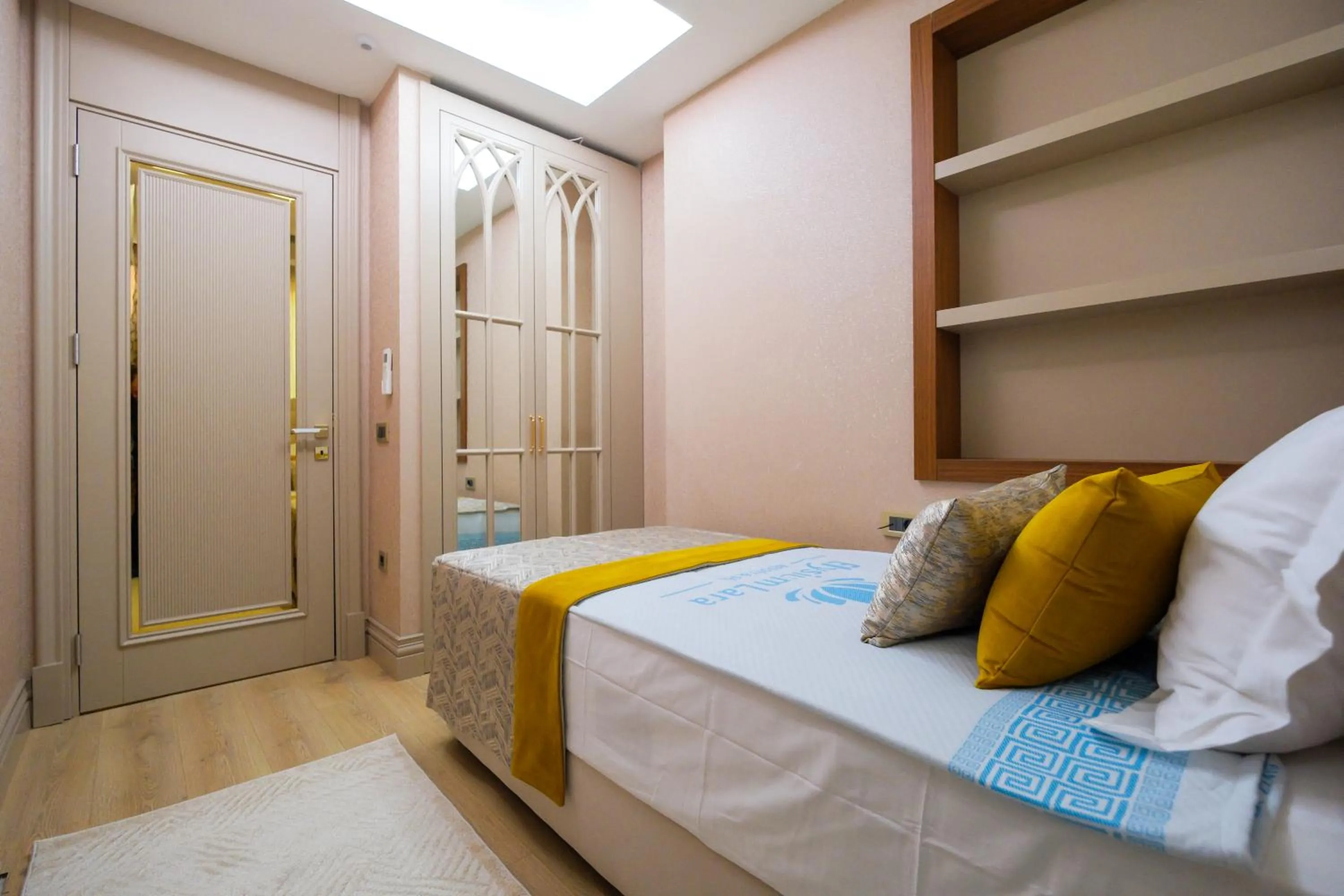 Bed in Elysium Deluxe Suites Antalya