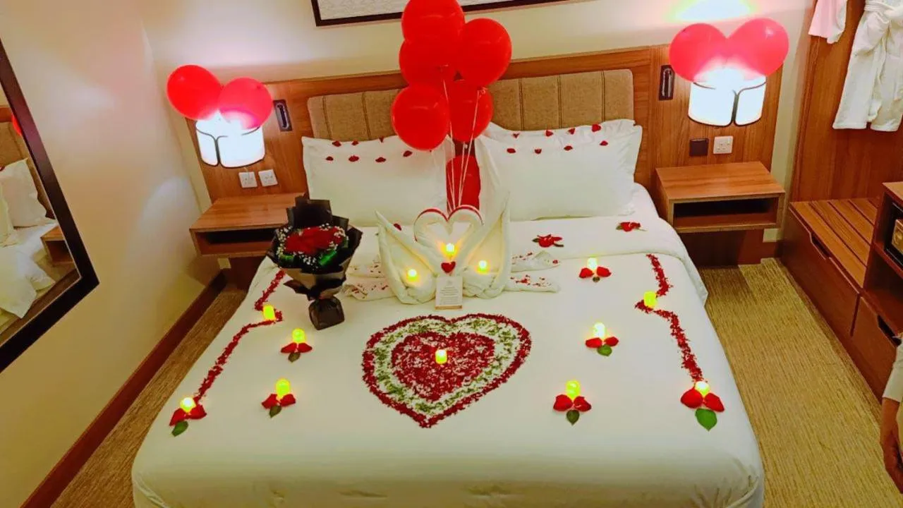 Bedroom, Bed in HDB Financial District