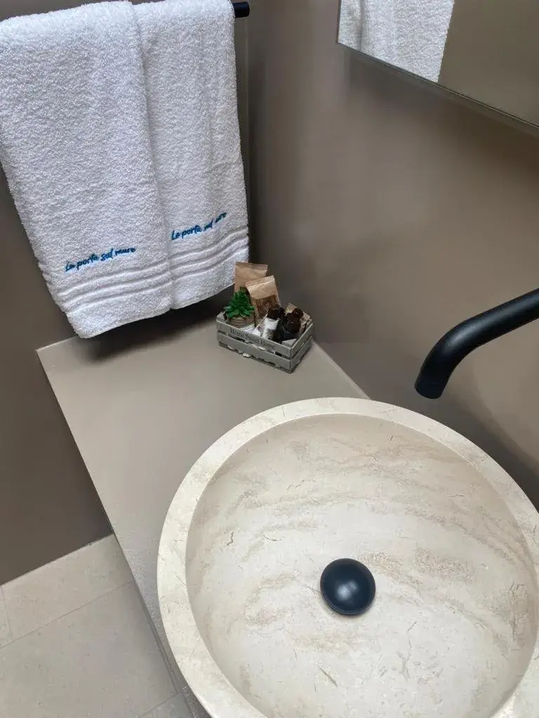 Double Room with Private Bathroom in B&B La Porta sul Mare a Porto Cesareo Double Room with Private Bathroom in B&B La Porta sul Mare a Porto Cesareo