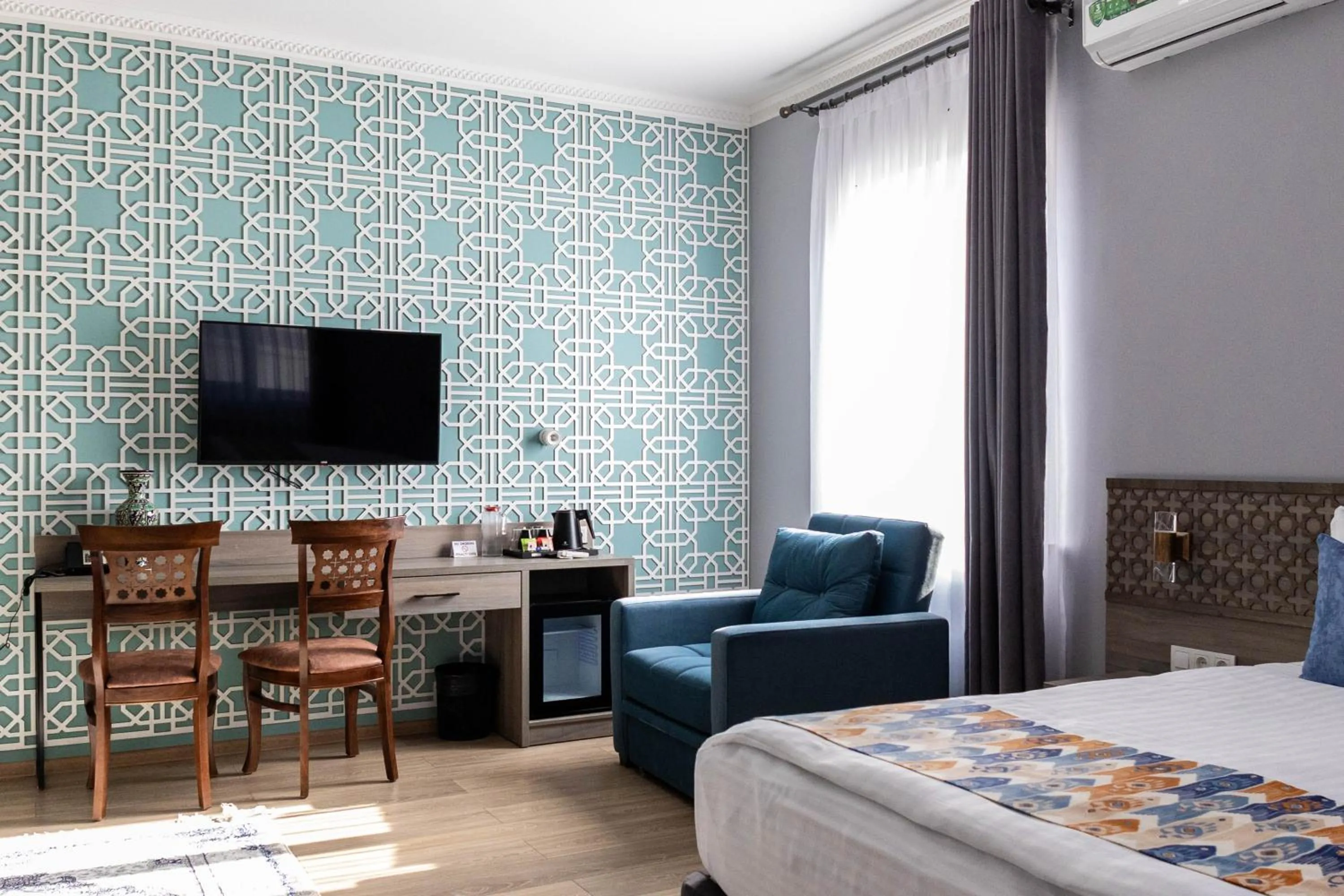 Communal lounge/ TV room, Bed in Khan Hotel Samarkand