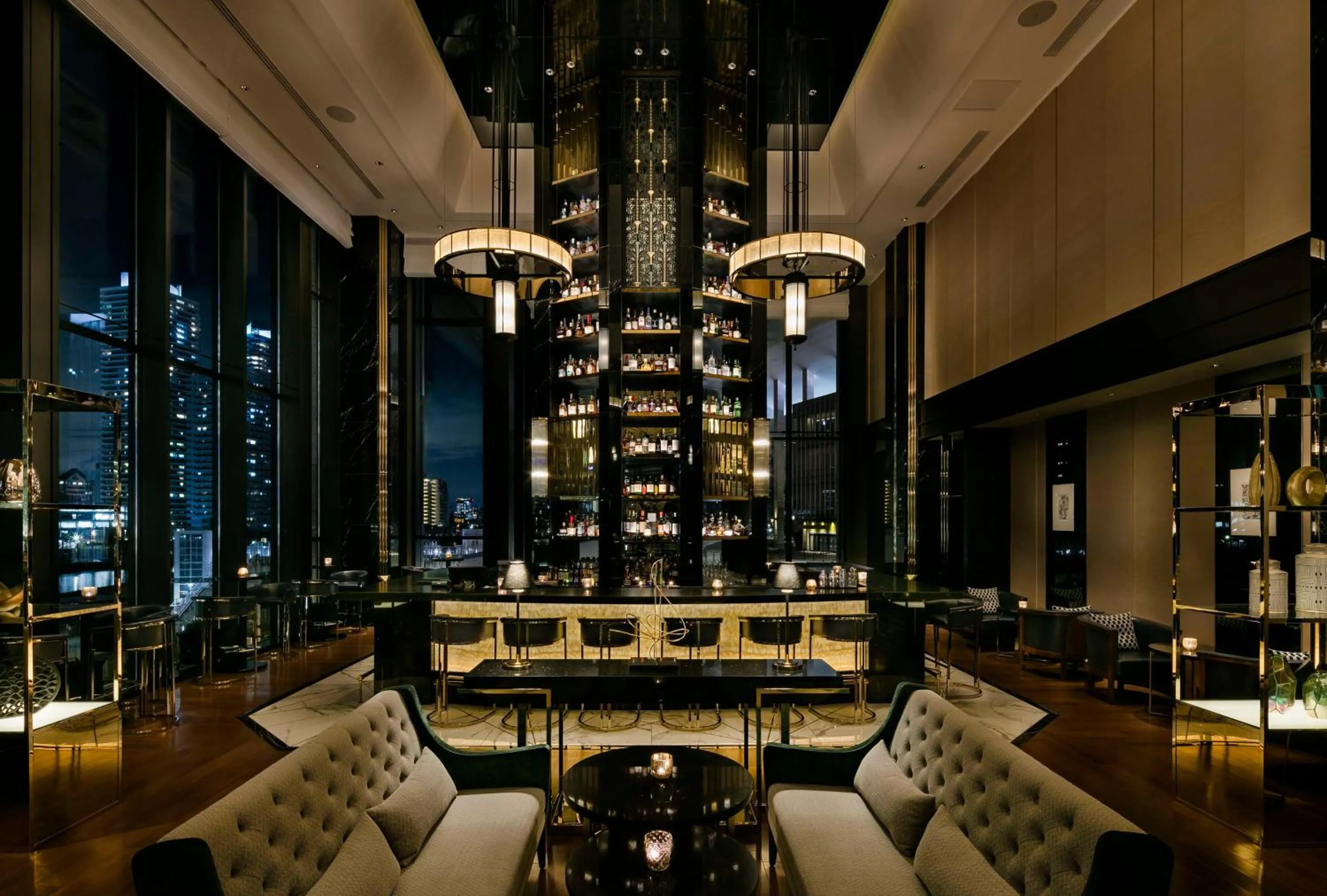 Lounge or bar in Hilton Yokohama