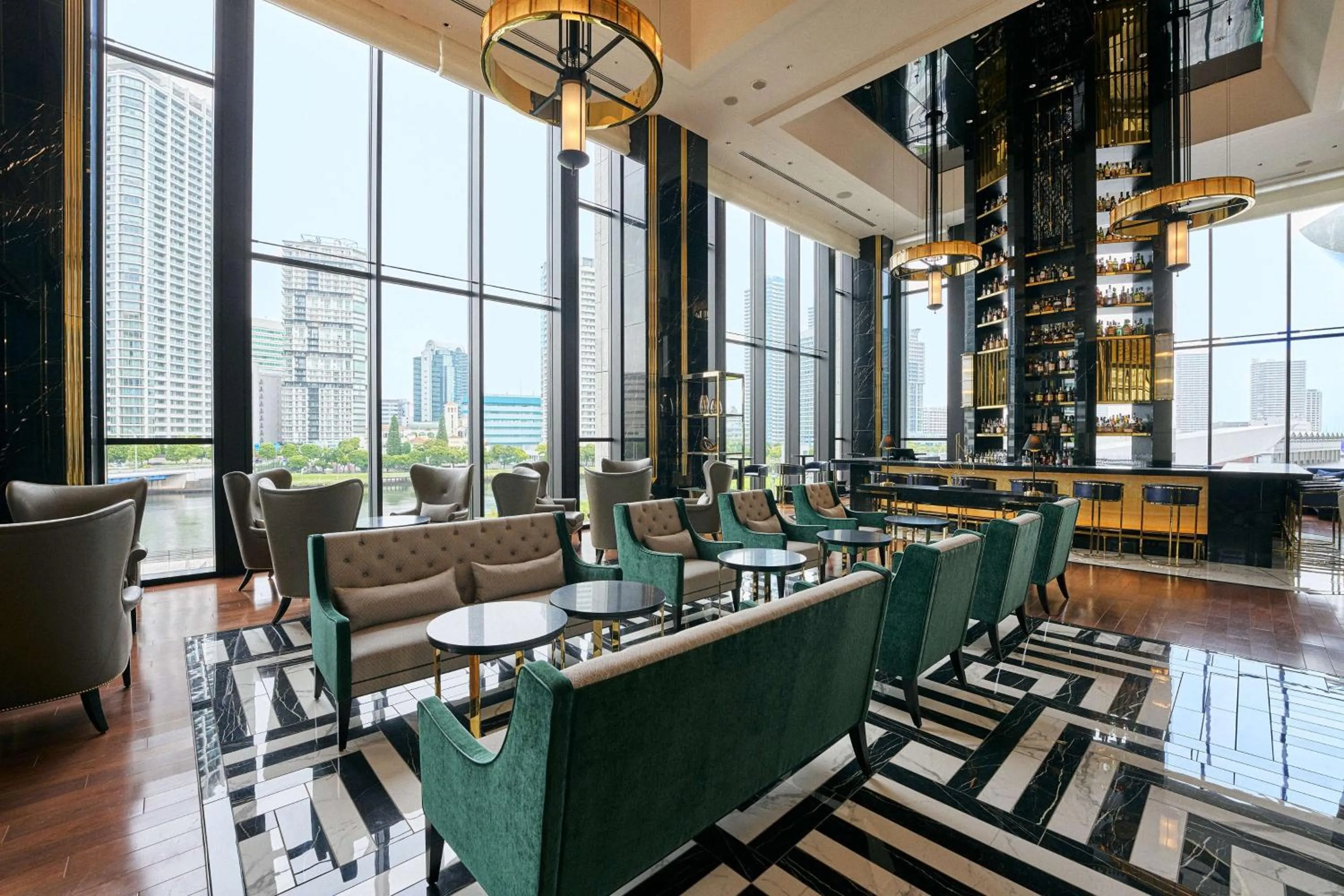 Lounge or bar in Hilton Yokohama