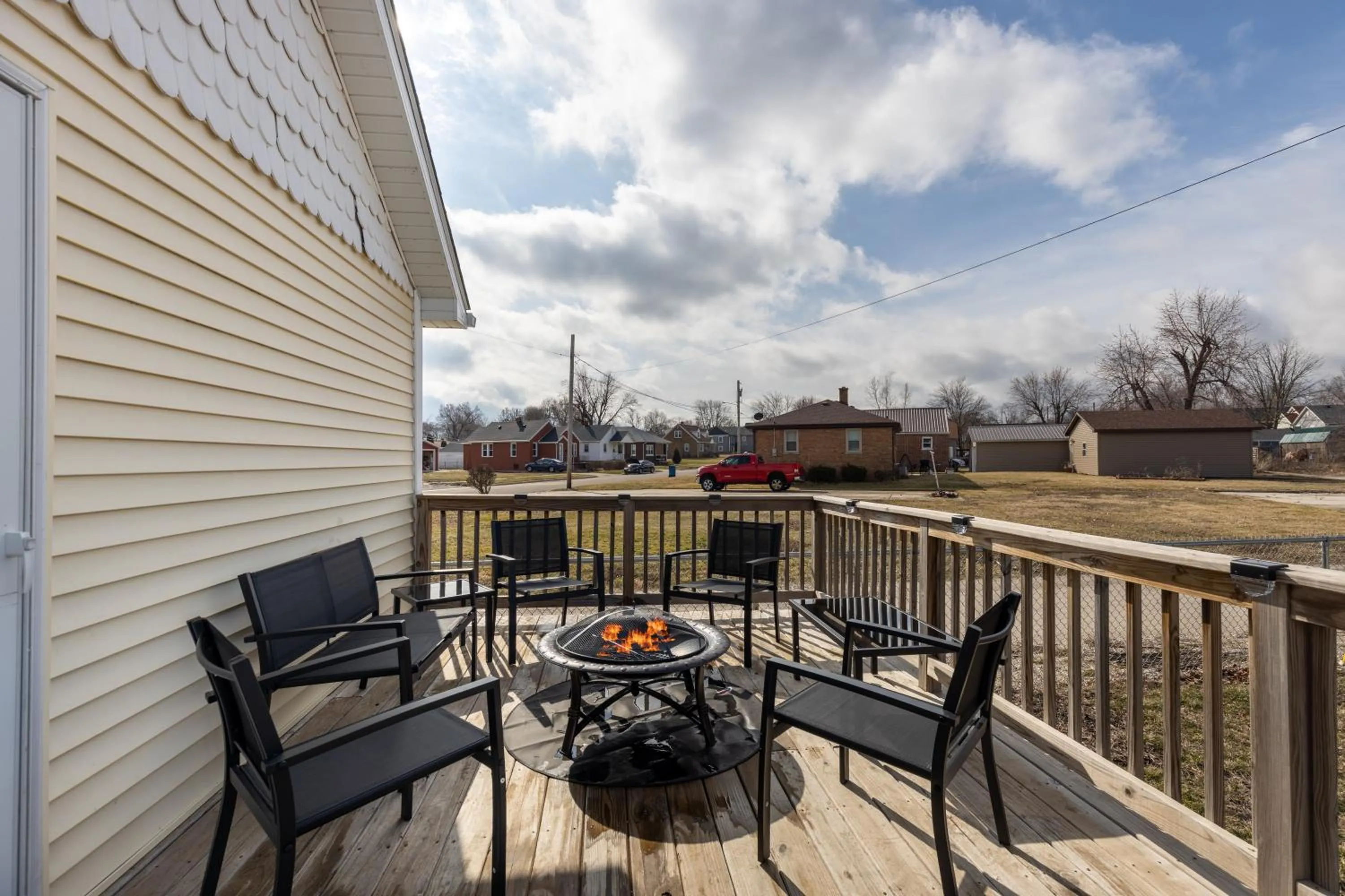 Patio in Starved Rock & Ottawa Retreat Amazing Getaway Home