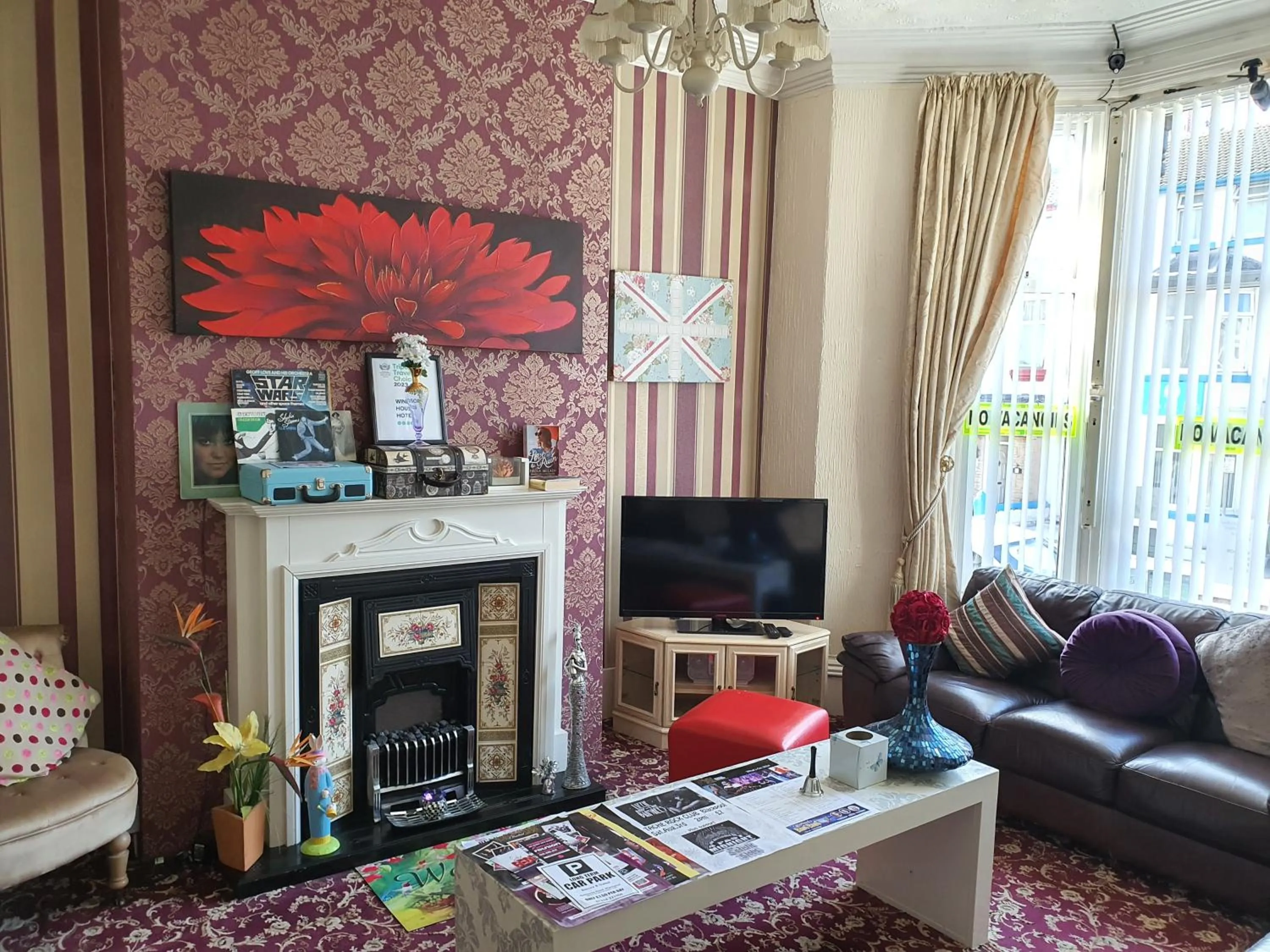 Communal lounge/ TV room in Windsor House Hotel