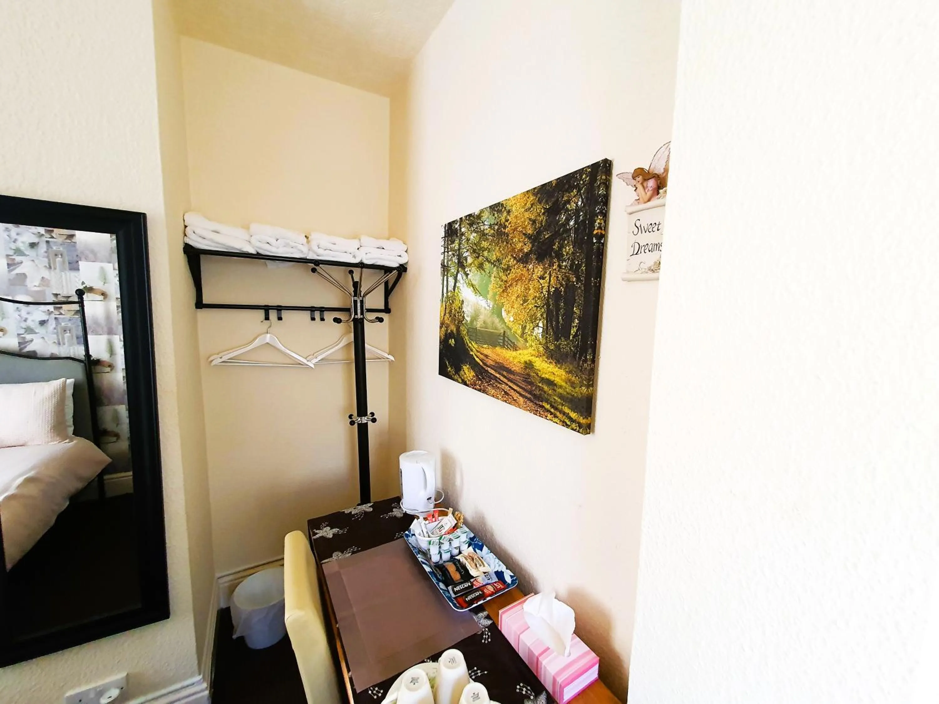Dining area, Bed in Windsor House Hotel