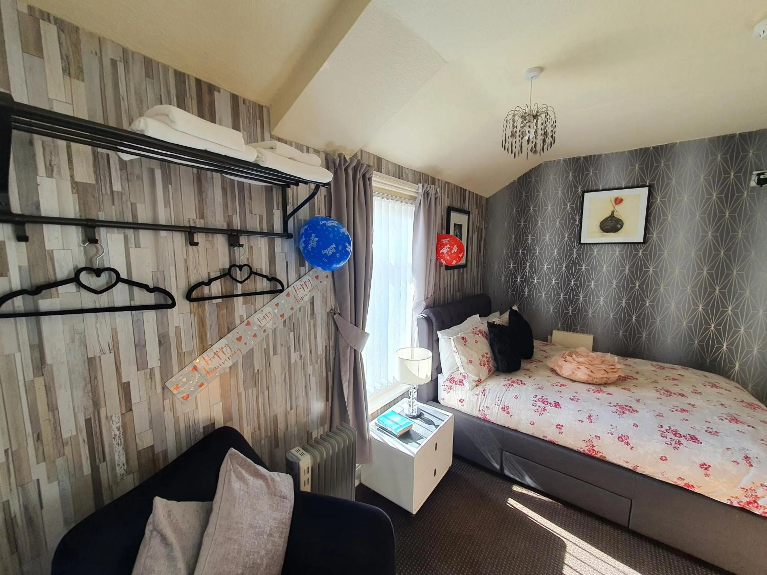 Bedroom, Bed in Windsor House Hotel