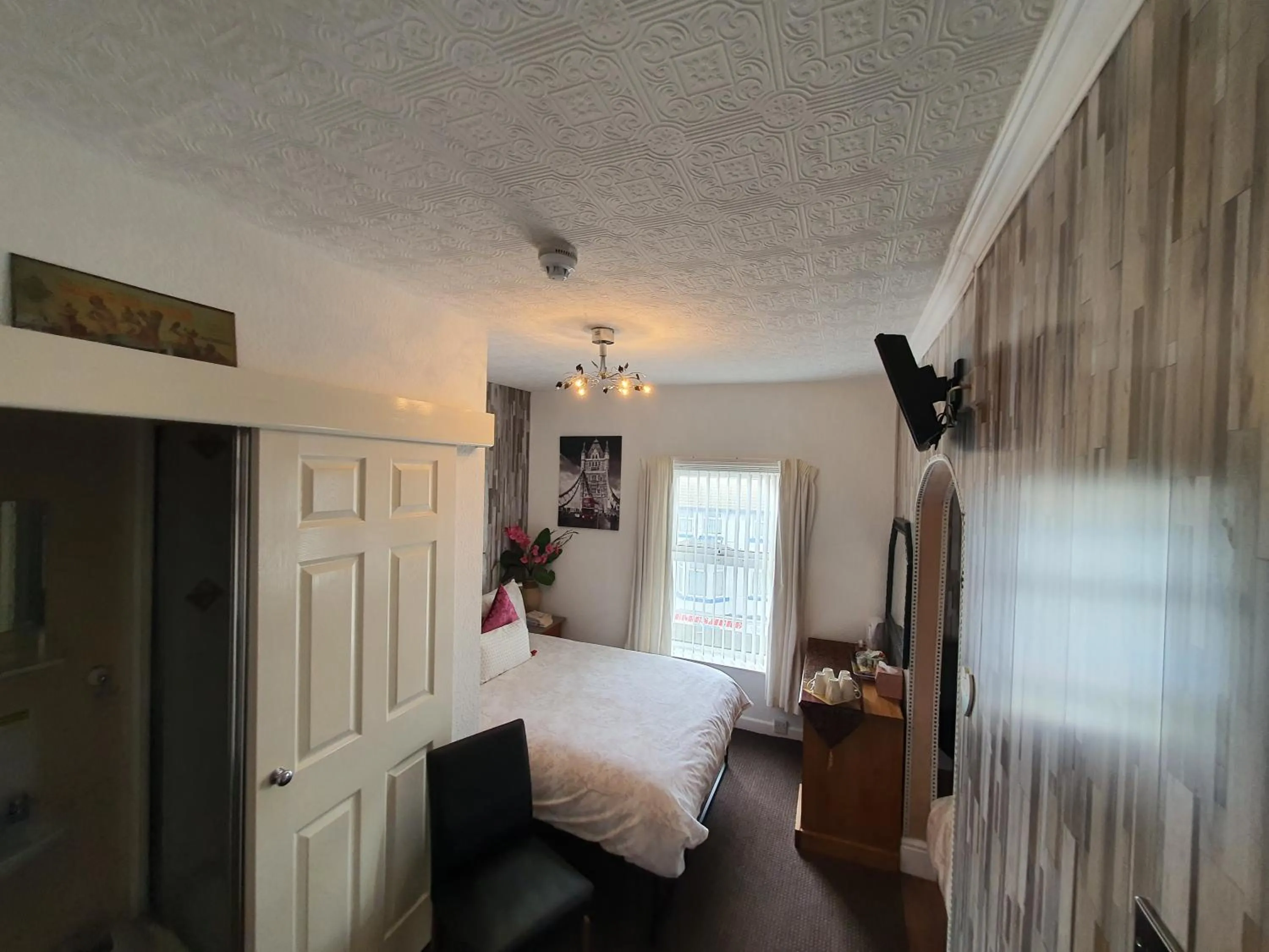 Bedroom, Bed in Windsor House Hotel