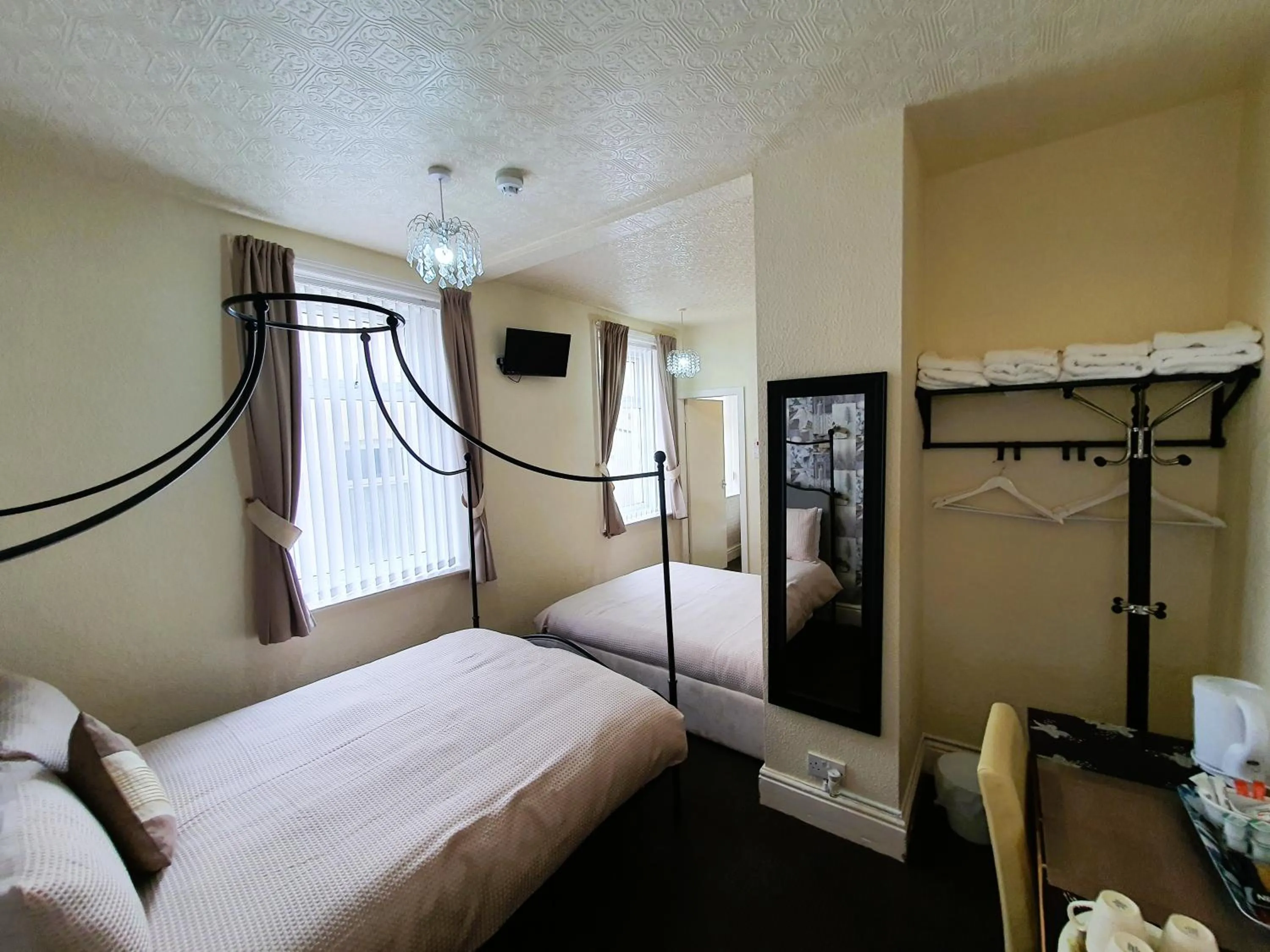 Bedroom, Bed in Windsor House Hotel