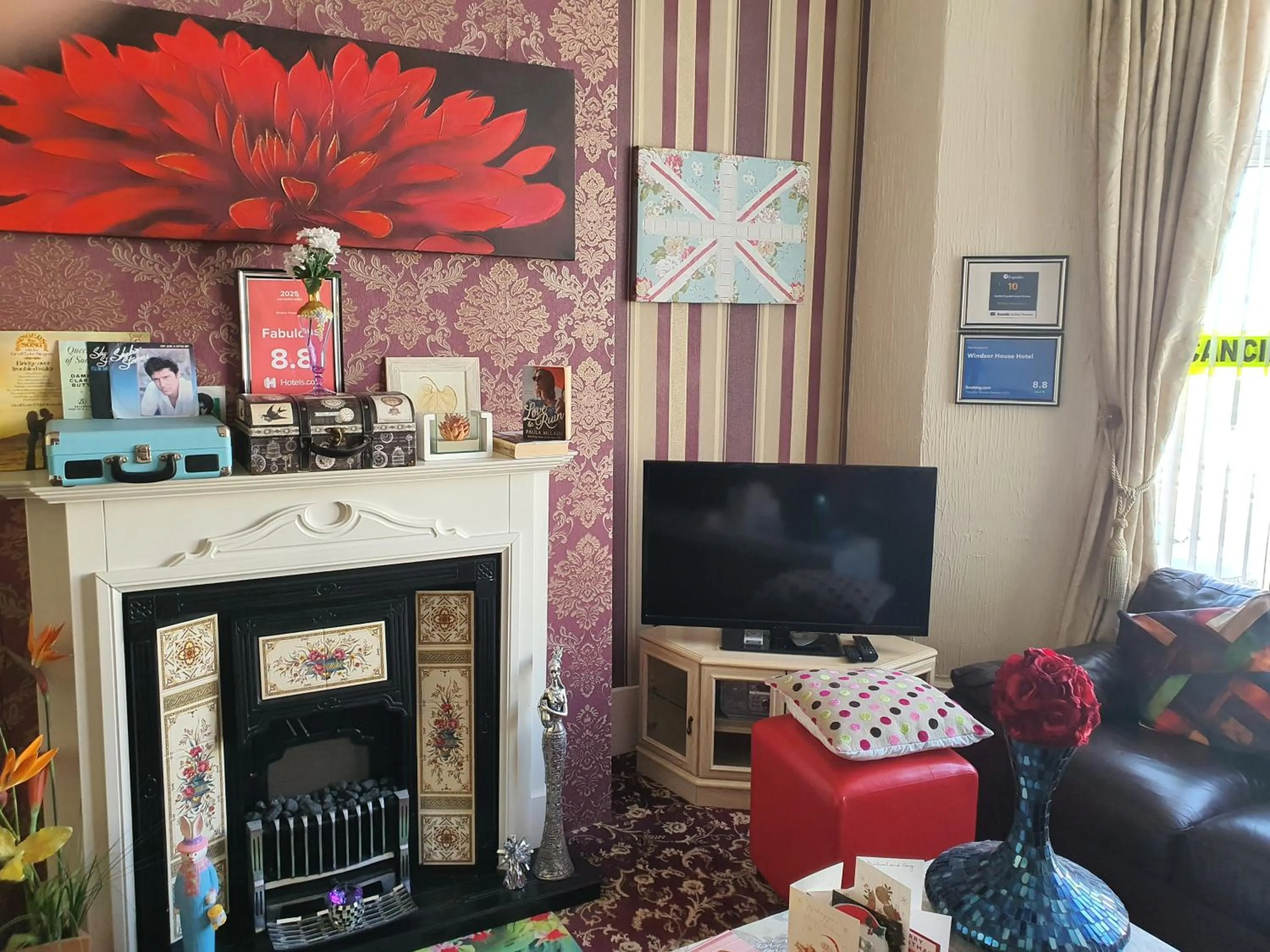 Communal lounge/ TV room in Windsor House Hotel