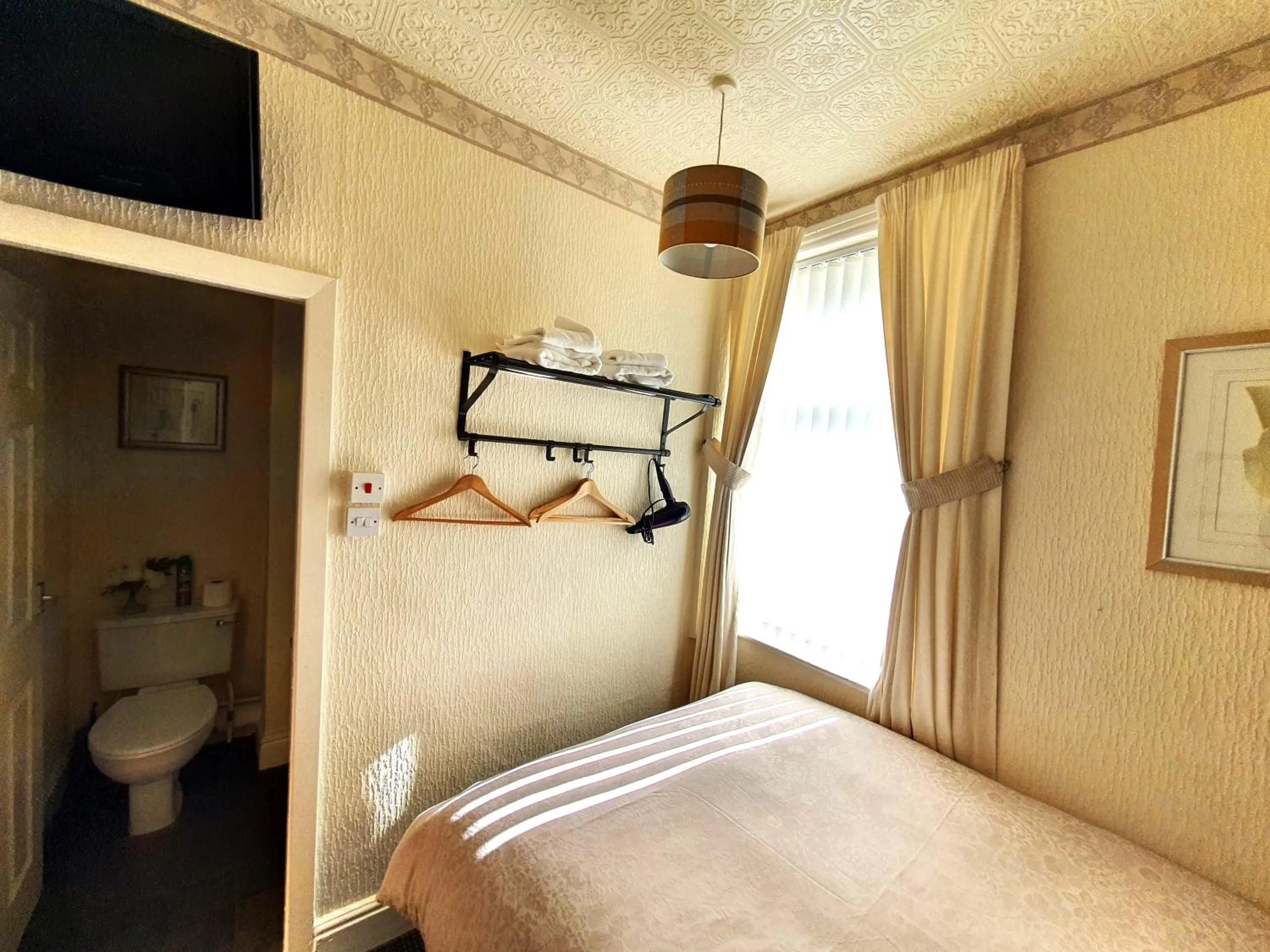 Bedroom, Bed in Windsor House Hotel