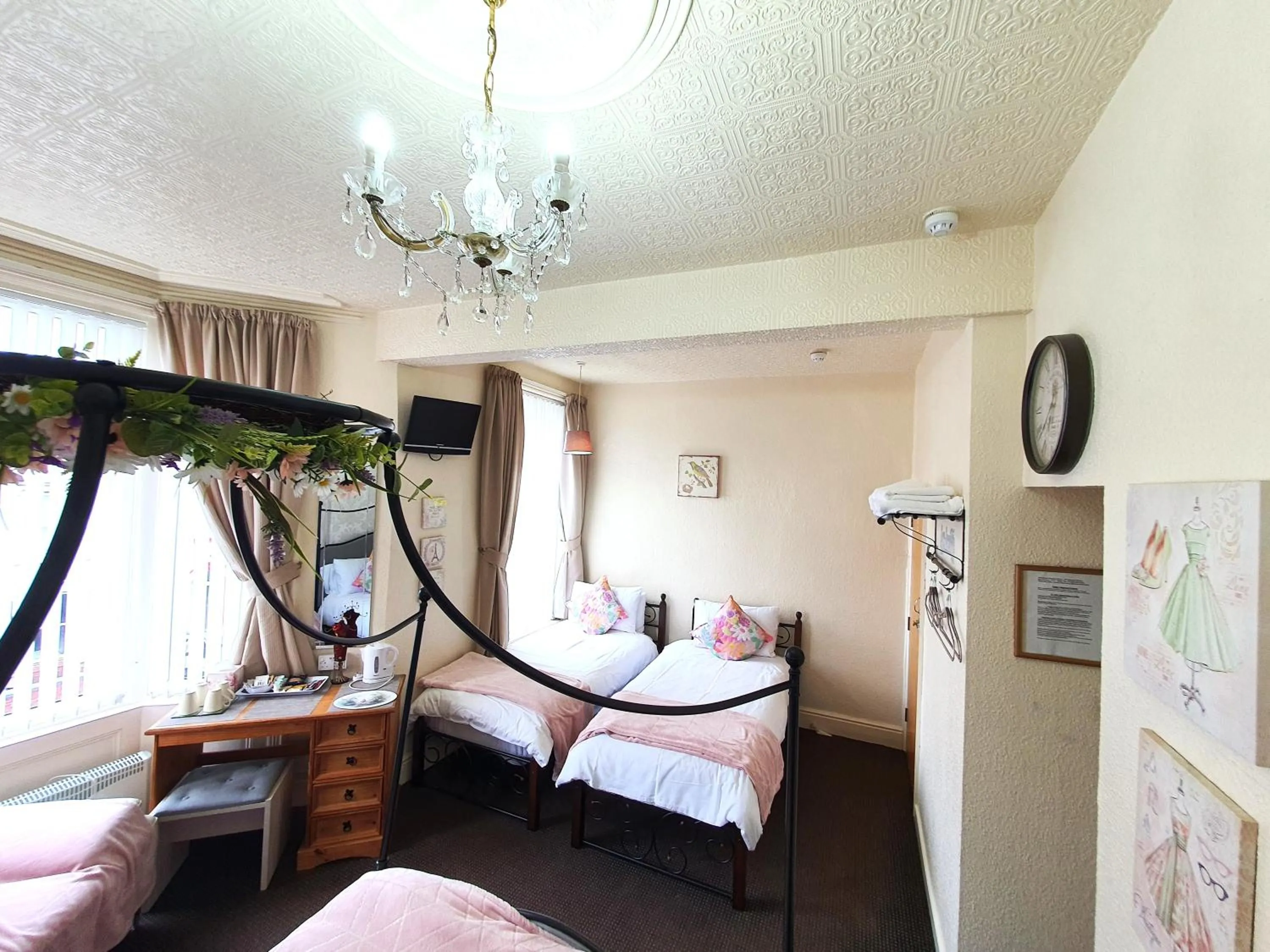 Bedroom, Bed in Windsor House Hotel