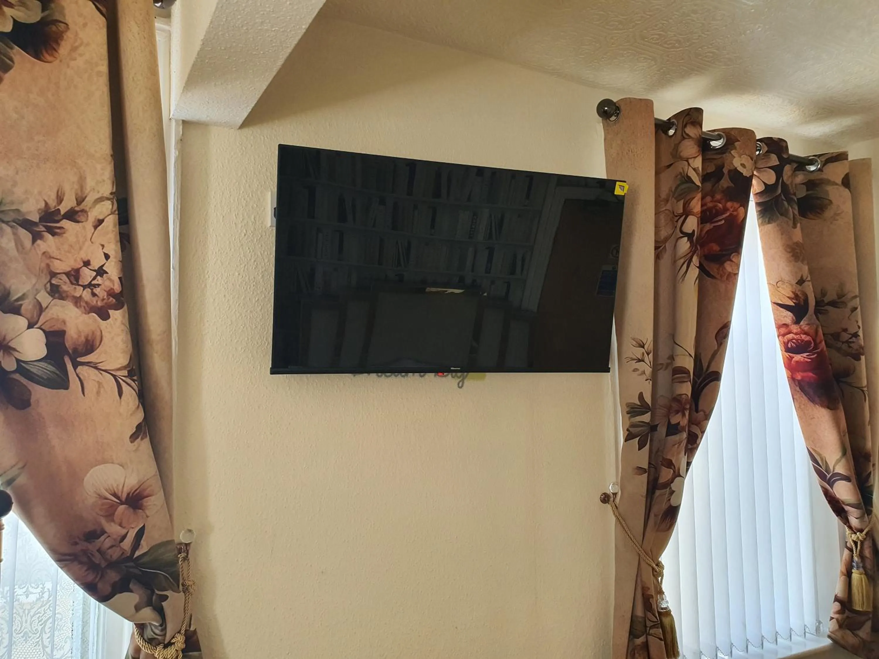 TV and multimedia in Windsor House Hotel